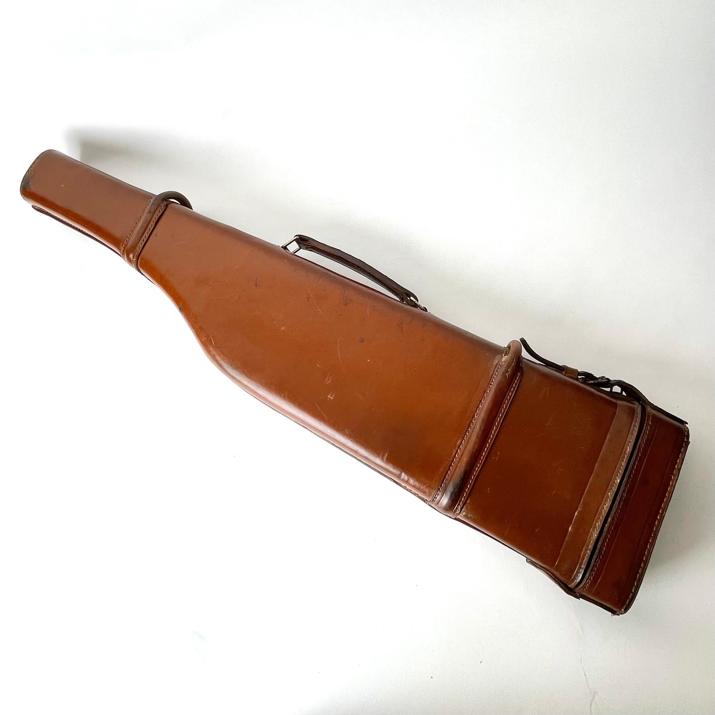 Elegant Gun Case from Holland & Holland from the 1920-30s. Discretely marked Holland & Holland at the top of the case. (see picture)

Wear consistent with age and use 

