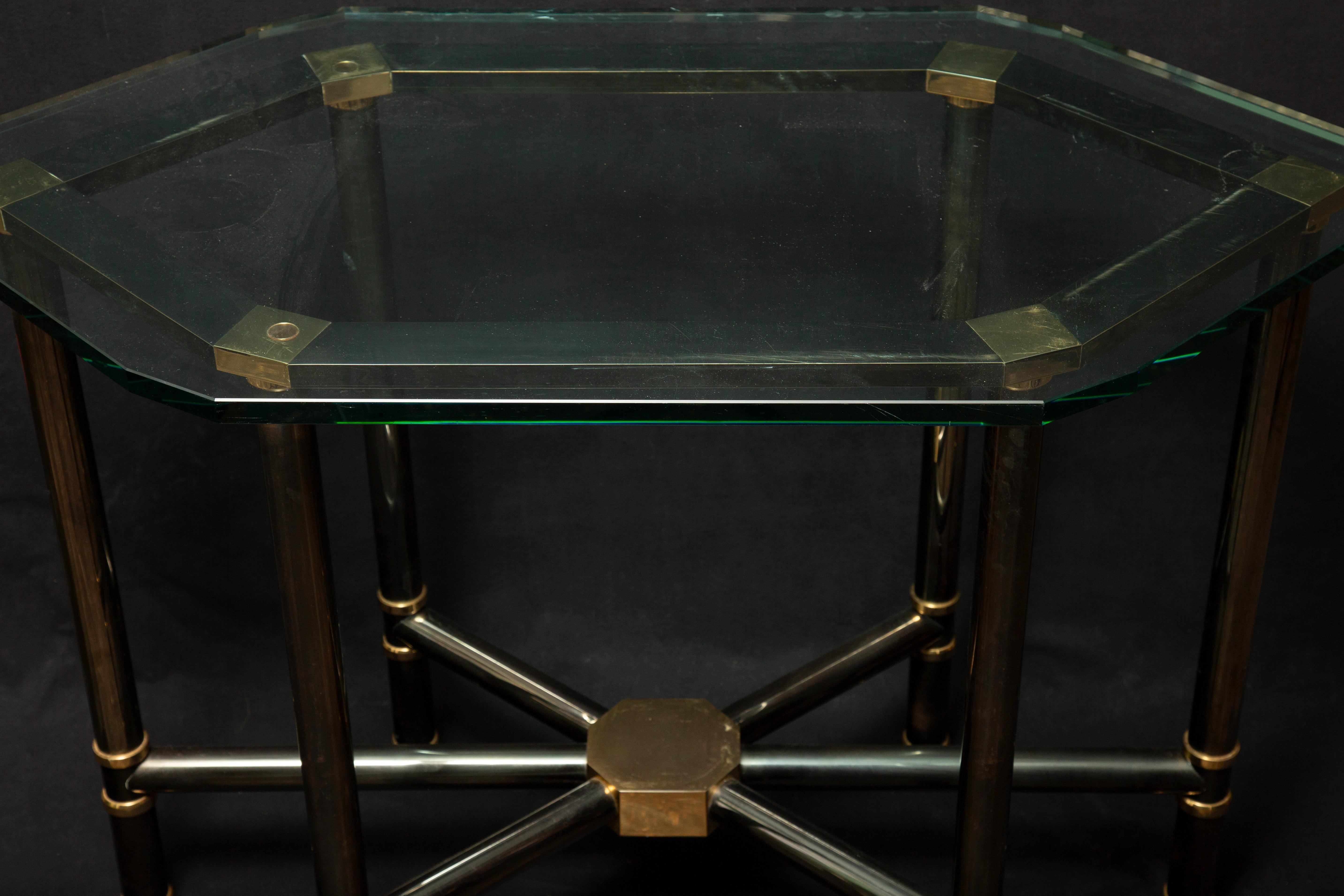Eleganter Mitteltisch aus Rotguss und Messing von Karl Springer mit Glasplatte (Ende des 20. Jahrhunderts) im Angebot