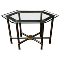 Elegante mesa de centro de bronce y latón de Karl Springer con tapa de cristal