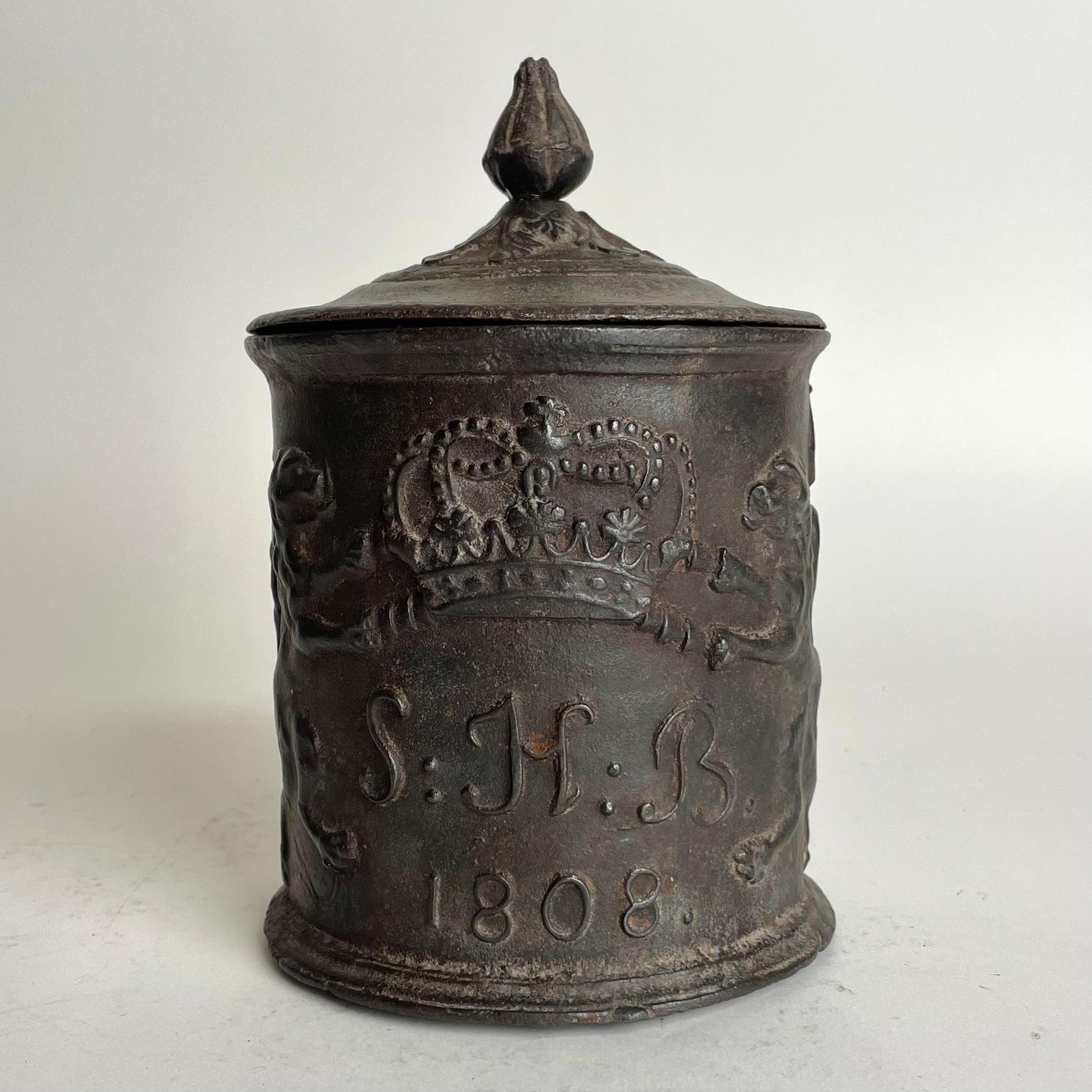 Eine elegante gustavianische Tabakdose aus Gusseisen von Hellefors Bruk, Schweden. Hergestellt in Hellefors im Jahr 1808 mit der Besitzinschrift SHB 1808 unter einer Königskrone.  Schöne Patina.

Abnutzung entsprechend dem Alter und dem Gebrauch