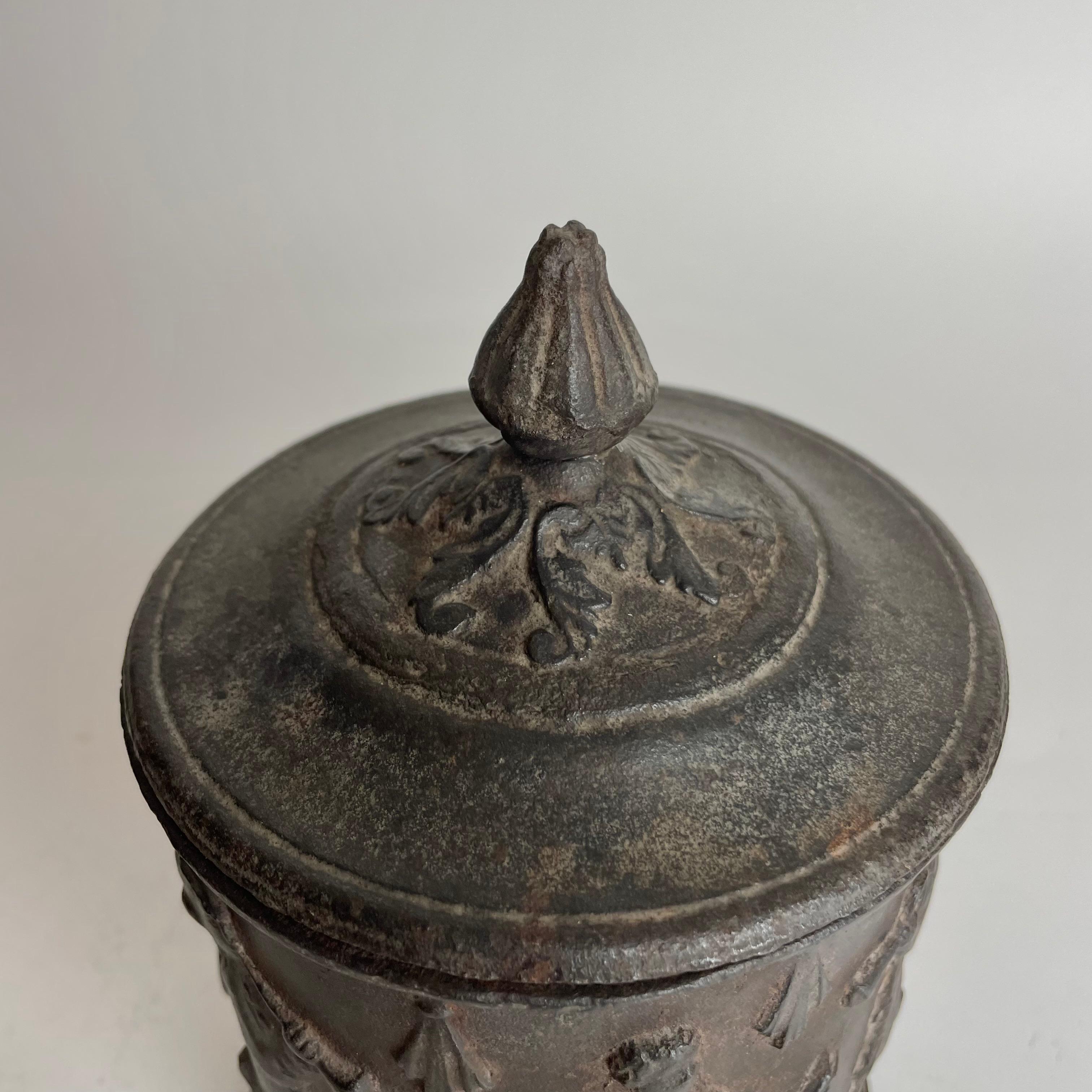 Elegante Gustavianische Tabakdose aus Gusseisen von Hellefors Bruk, Schweden, datiert 1808 im Angebot 2