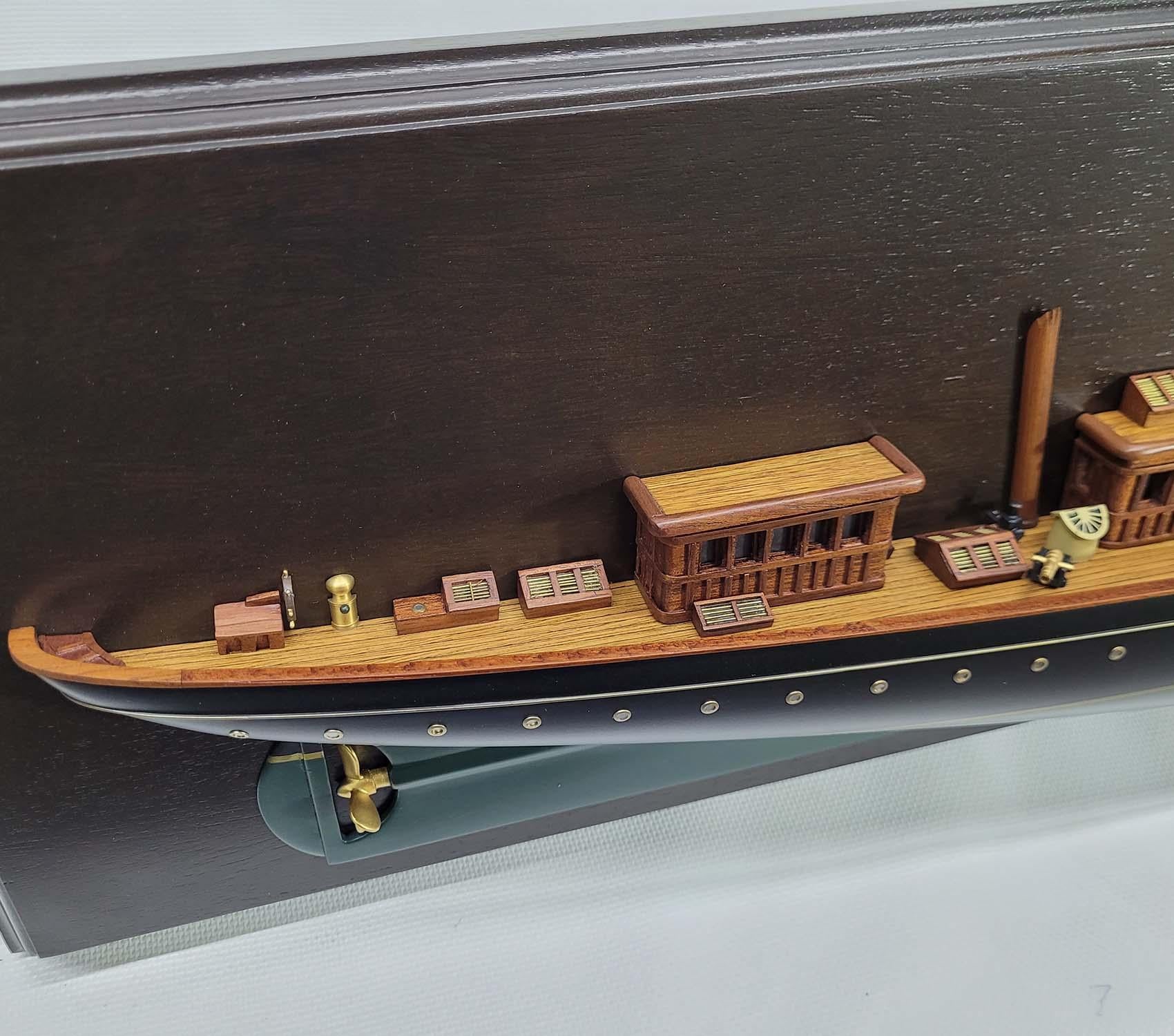 Élégant demi-modèle du yacht Corsair à vapeur Excellent état - En vente à Norwell, MA