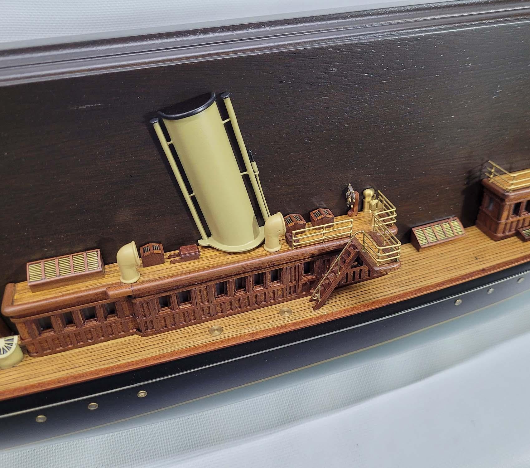 XXIe siècle et contemporain Élégant demi-modèle du yacht Corsair à vapeur en vente