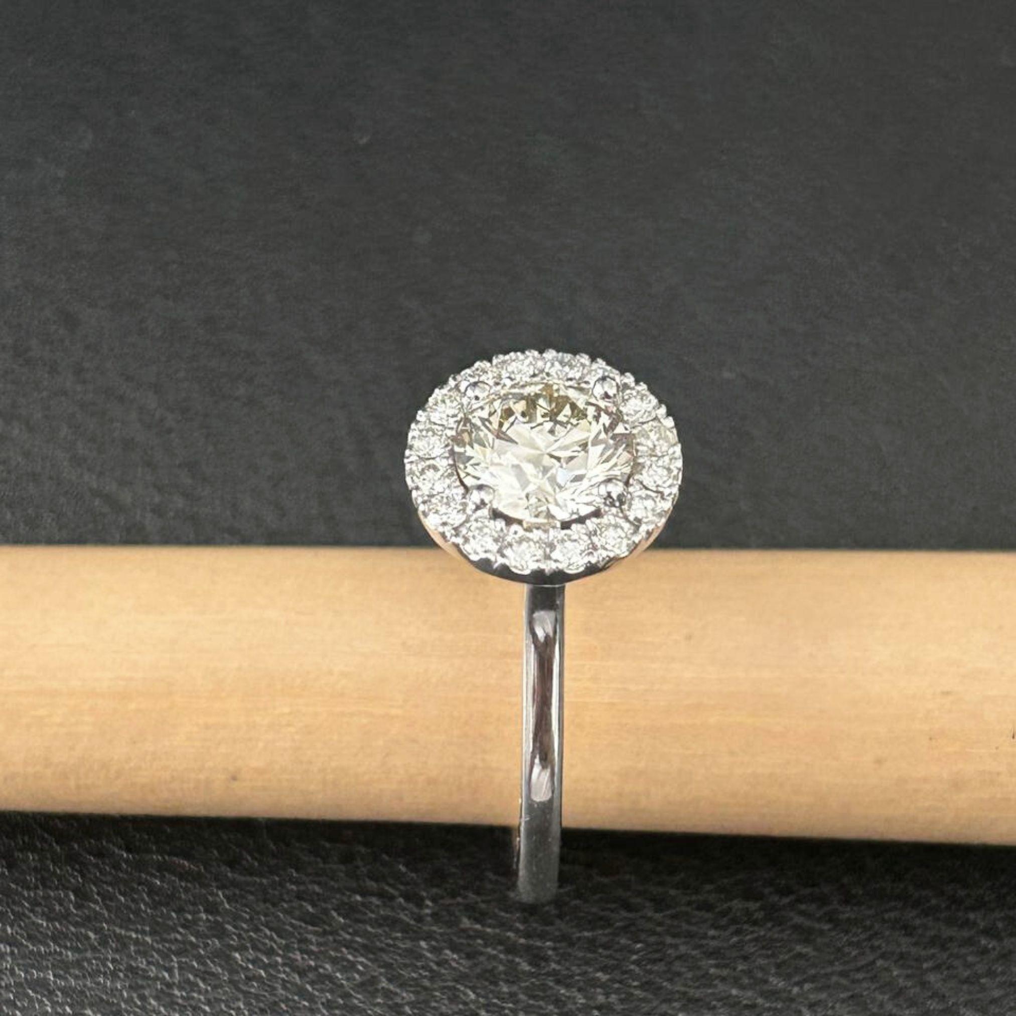 Eleganter Halo-Diamantring im Angebot 3