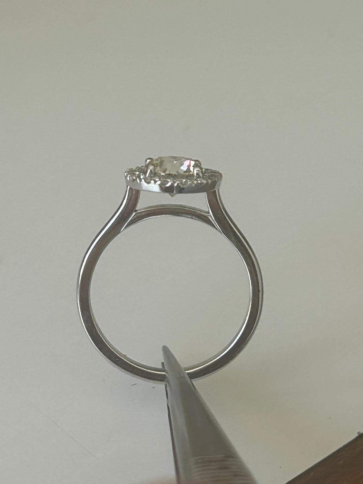 Dieser exquisite Ring aus zeitlosem 14-karätigem Gold präsentiert in seiner Mitte einen atemberaubenden natürlichen Diamanten im Rundschliff von 1,20 Karat, der mit der Farbe I und der Reinheit VS für außergewöhnliche Brillanz und Reinheit