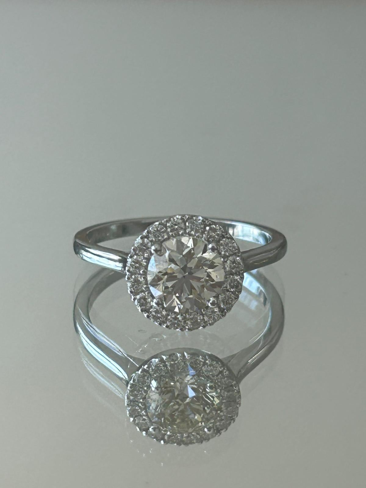 Eleganter Halo-Diamantring (Zeitgenössisch) im Angebot