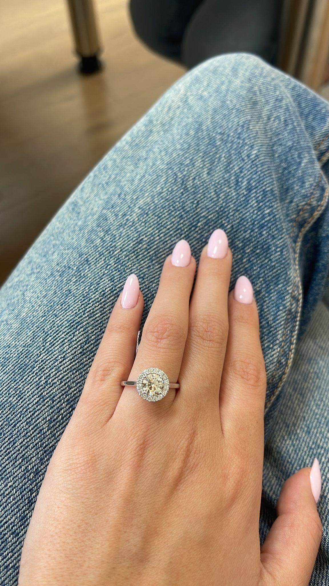 Eleganter Halo-Diamantring (Rundschliff) im Angebot