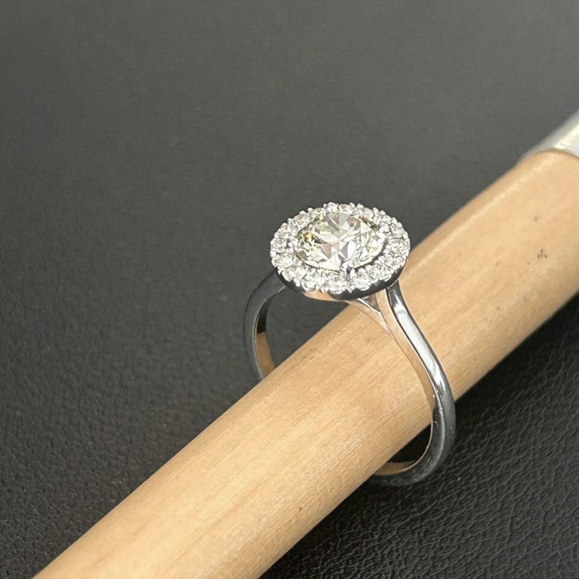 Eleganter Halo-Diamantring (Rundschliff) im Angebot