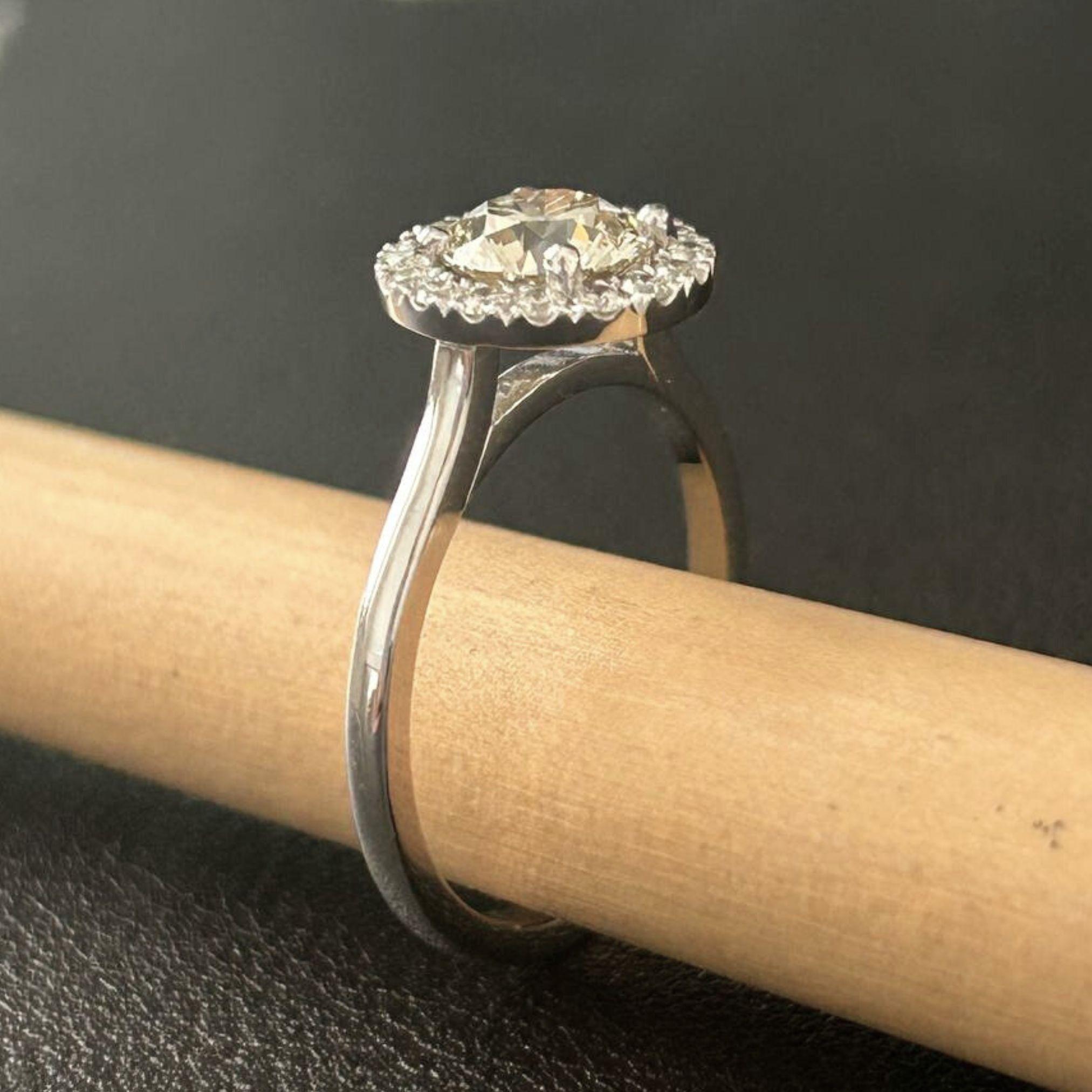 Eleganter Halo-Diamantring Damen im Angebot