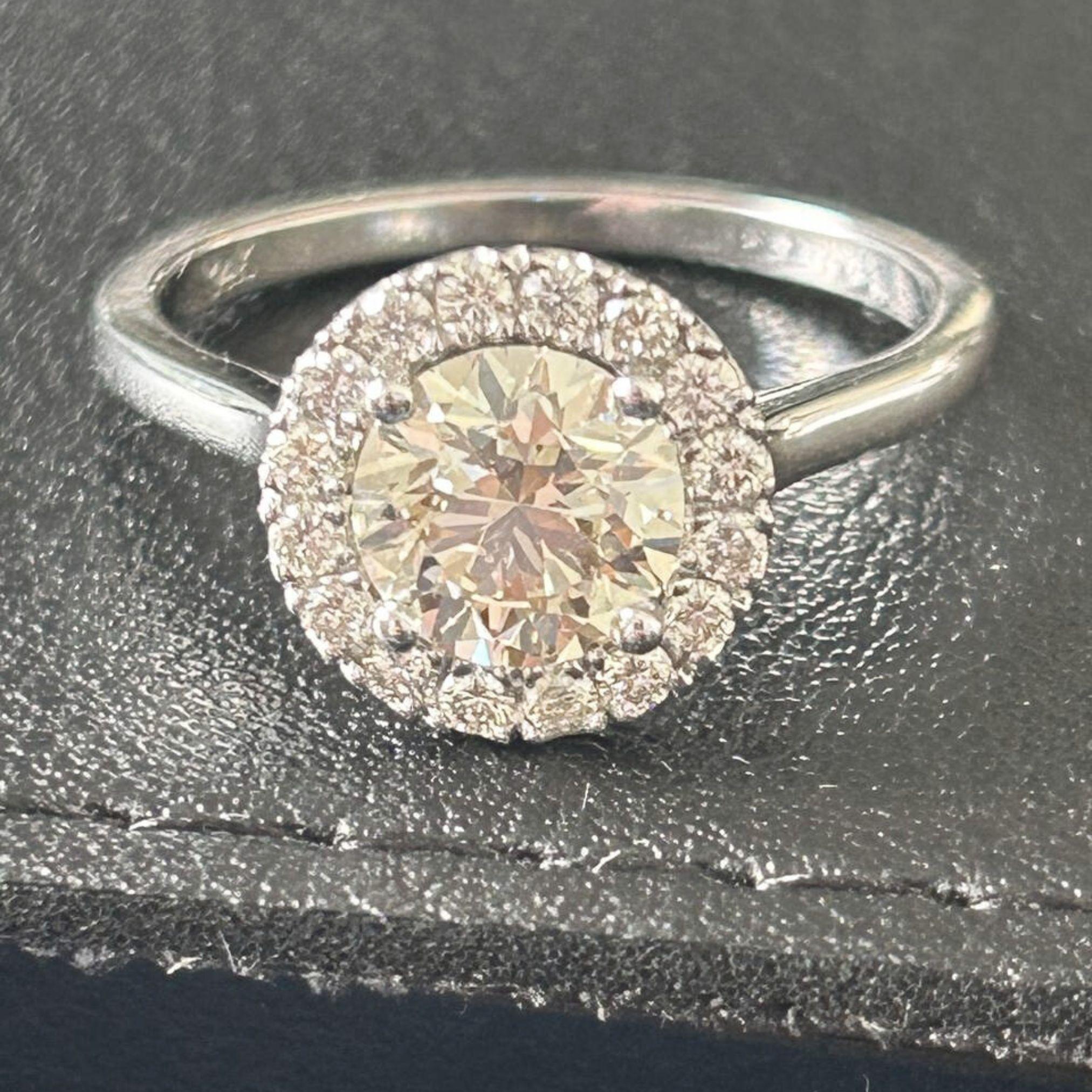 Eleganter Halo-Diamantring im Angebot 1