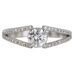 Elegante Anillo Halo en Oro Blanco de 14K