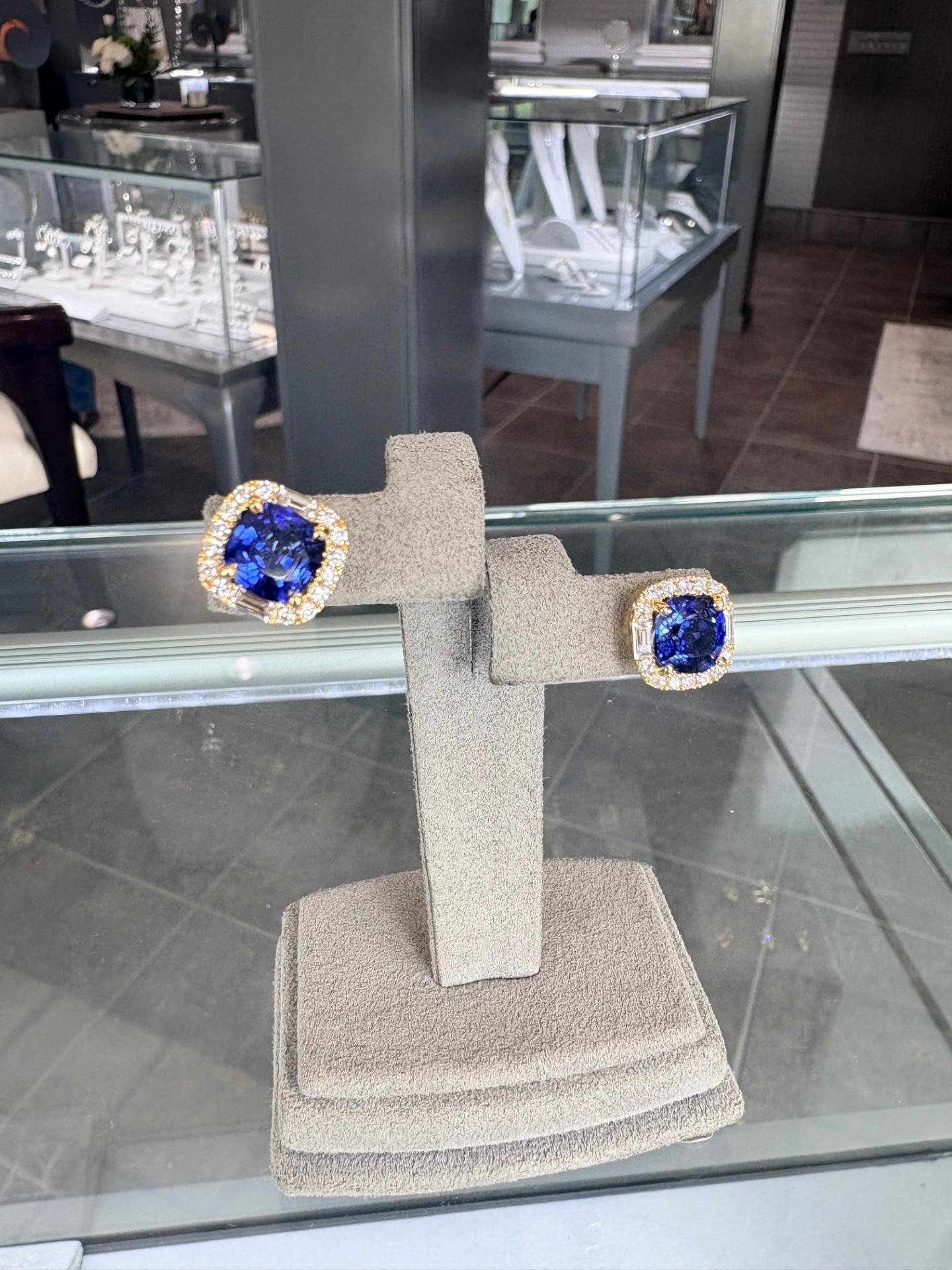 Eleva il tuo stile con questi orecchini a cerchio da donna mozzafiato, meticolosamente realizzati in radioso oro giallo 18 carati. Ogni orecchino mette in mostra un sorprendente zaffiro composto, per un totale di 5,75 carati, con un blu ricco e