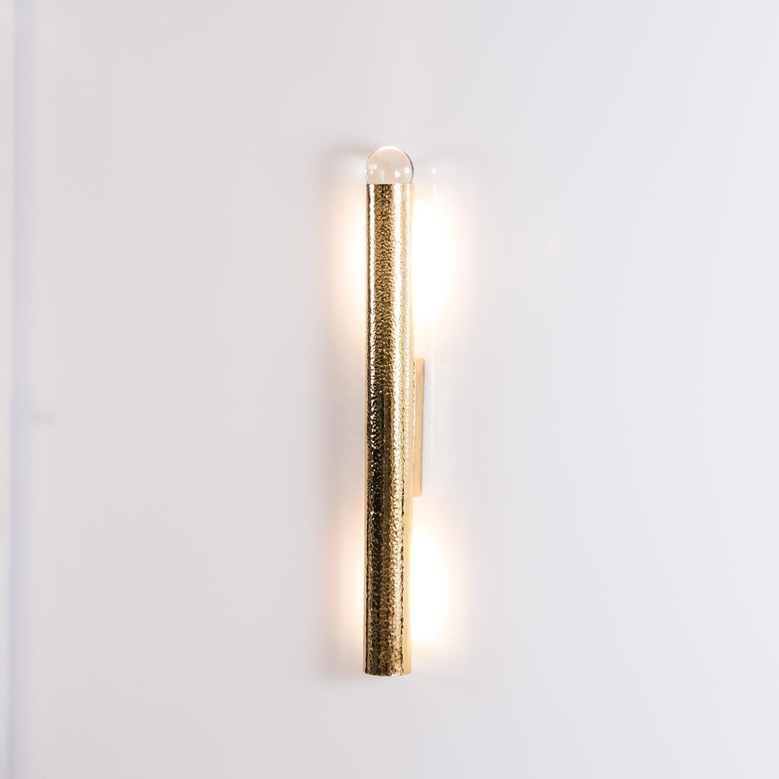 Moderne Elegant tube d'applique en laiton martelé avec boule de cristal en vente