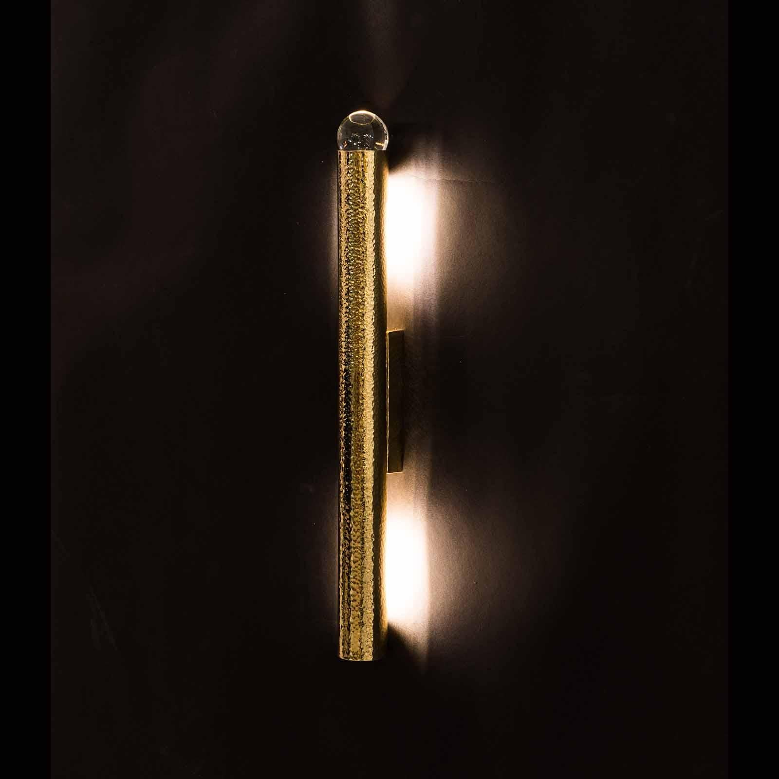 Martelé Elegant tube d'applique en laiton martelé avec boule de cristal en vente