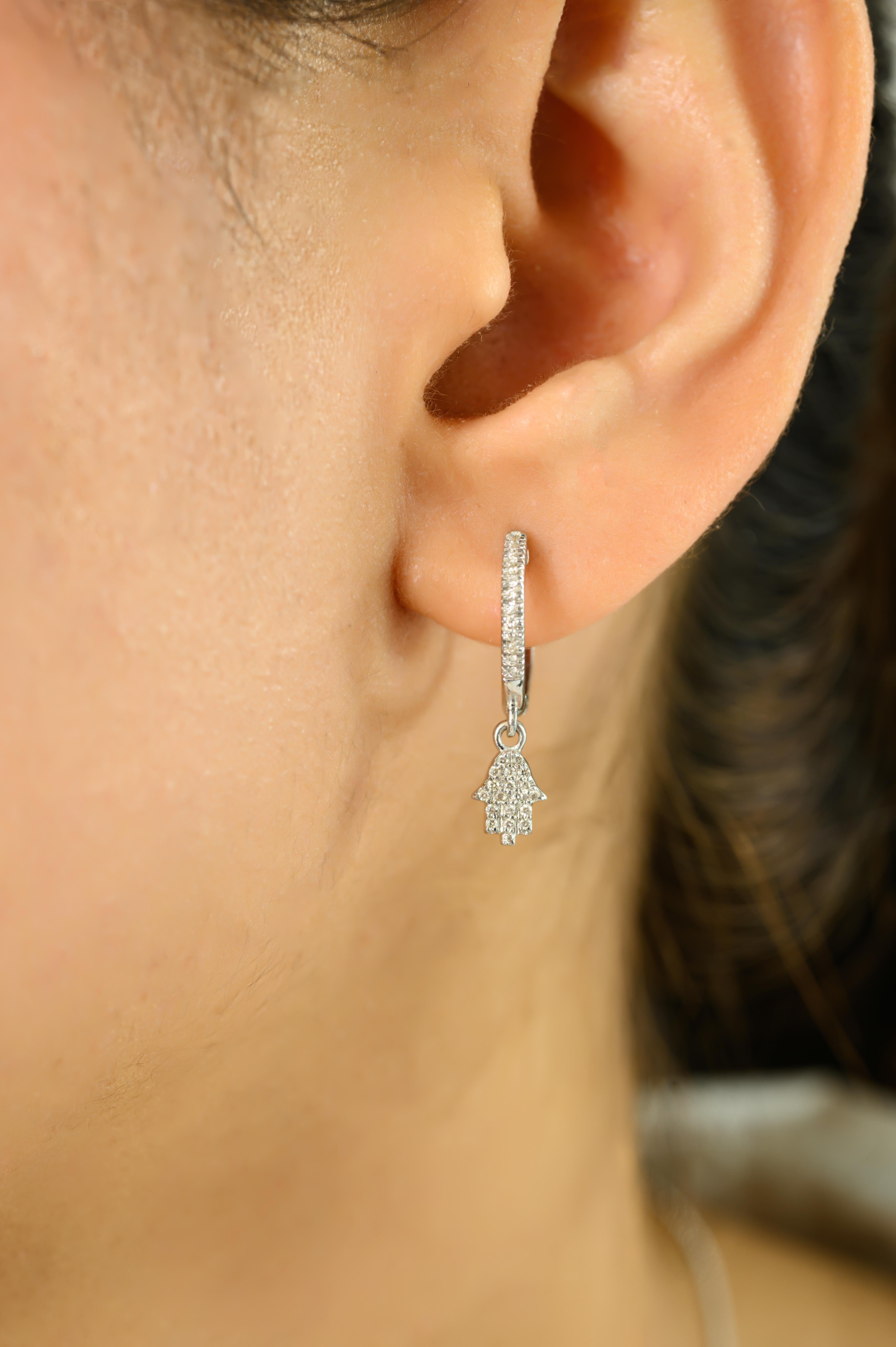Taille ronde Elegant Hamsa Drop Diamond Huggie Hoop Earrings in 18k White Gold Gift for Her en vente