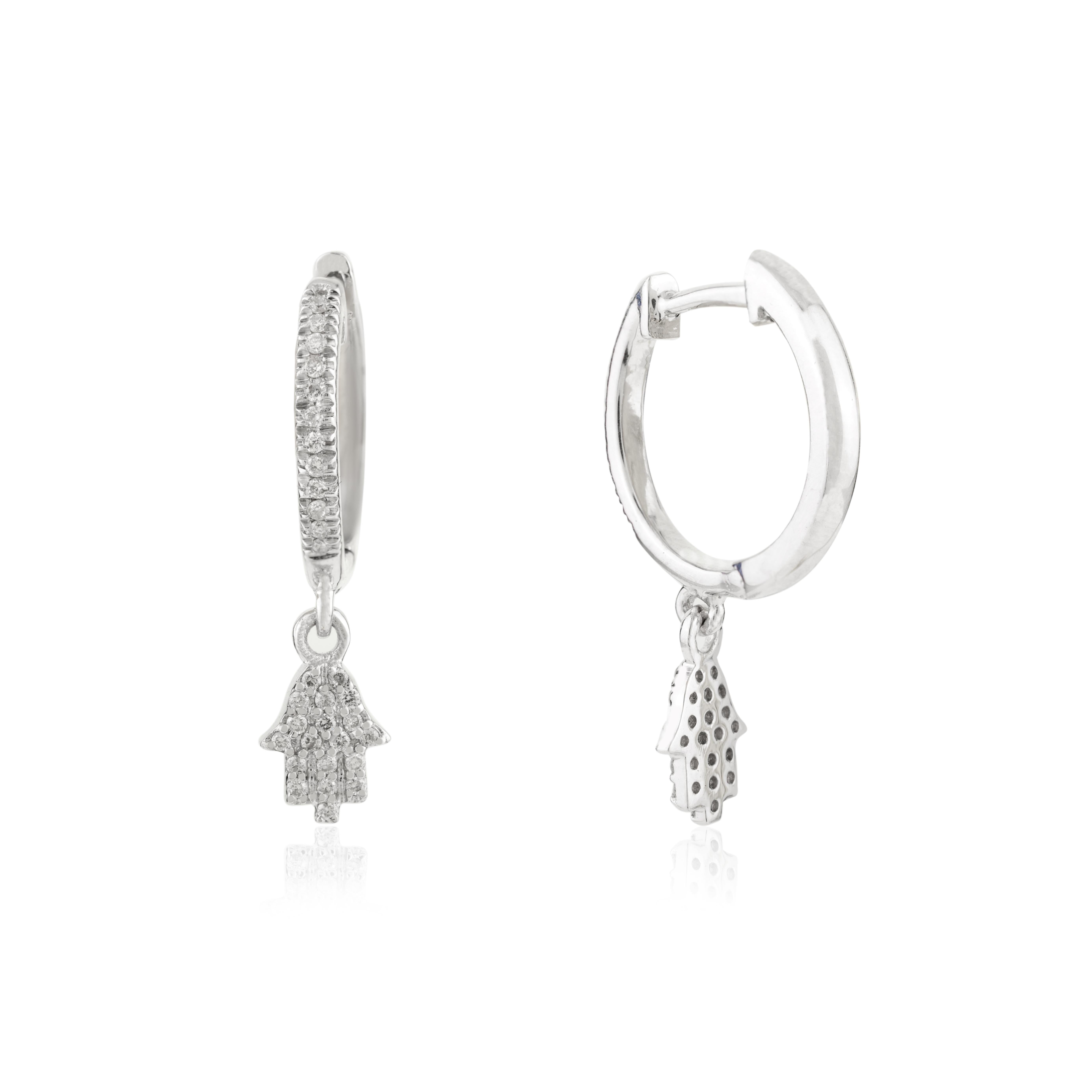 Elegant Hamsa Drop Diamond Huggie Hoop Earrings in 18k White Gold Gift for Her en vente 1