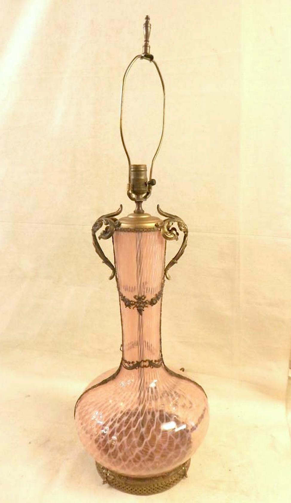 Lampe de table vintage en verre avec de jolis accents en laiton. Jolie coloration blanche et rose de style 