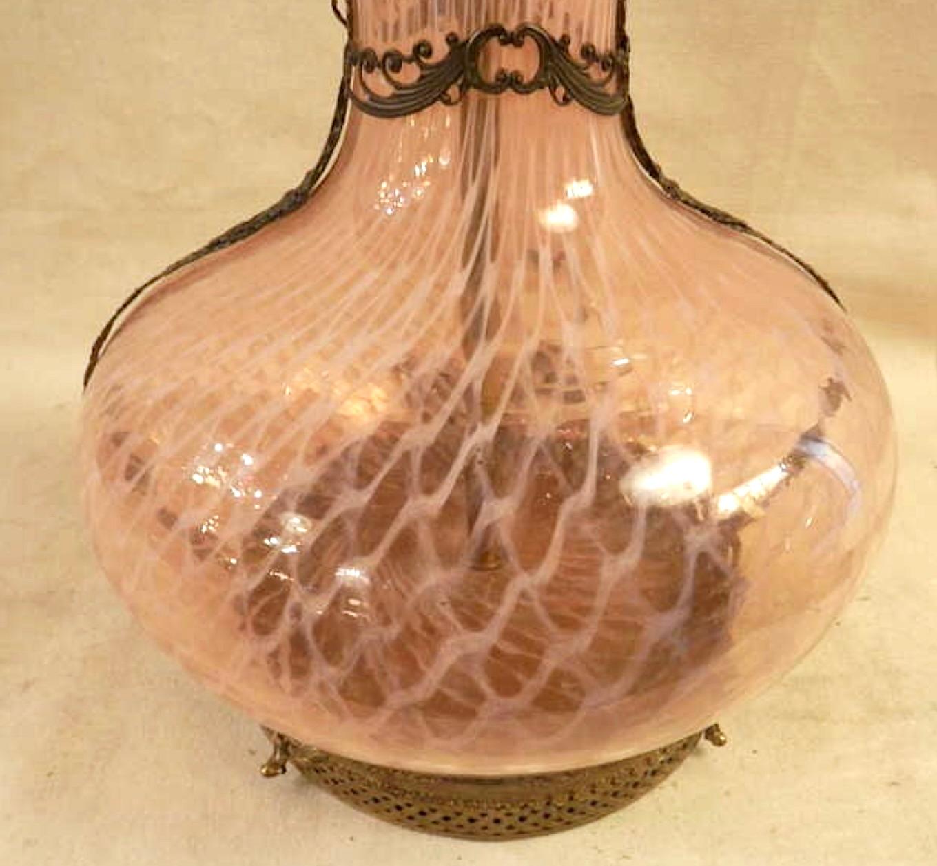 Milieu du XXe siècle Elegance lampe en verre soufflé à la main avec accents en laiton en vente