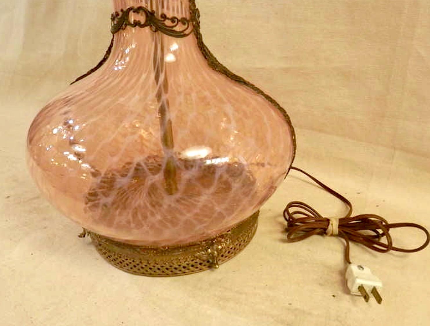 Verre Elegance lampe en verre soufflé à la main avec accents en laiton en vente