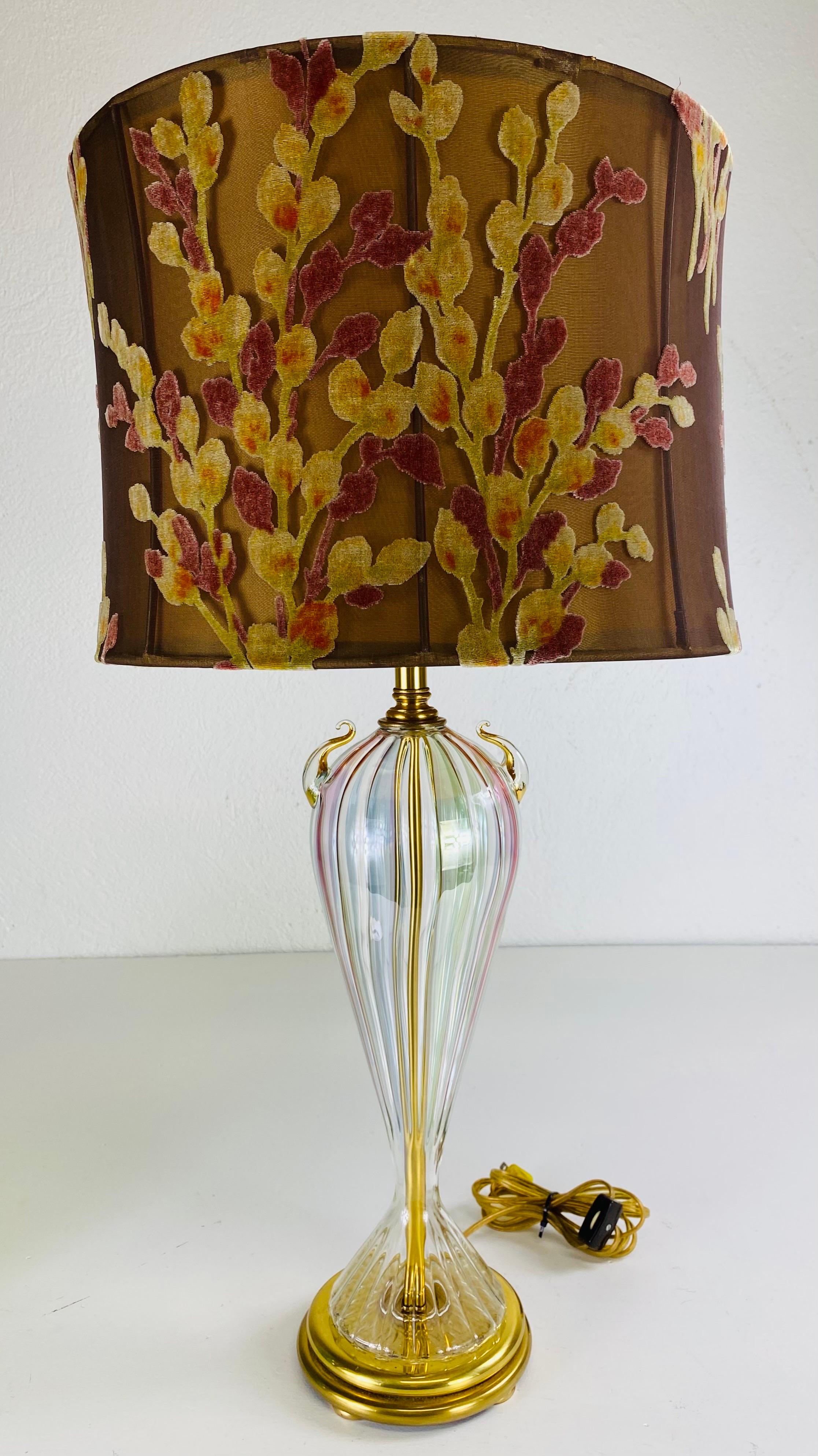 Elegant hand blown iridescent clear glass table lamp. For Sale 3