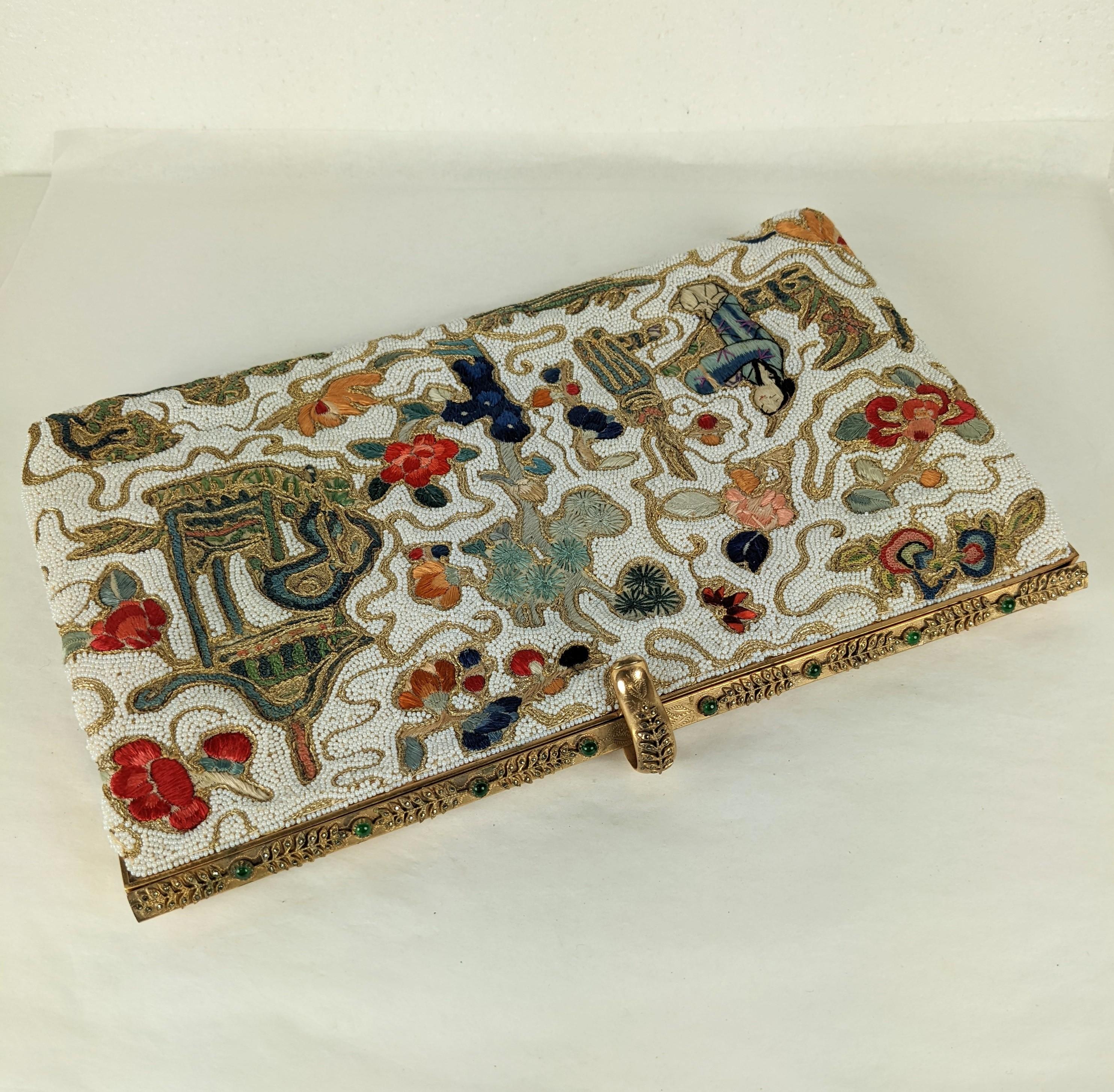 Pochette chic de Chinoiserie brodée à la main et perlée, fabriquée en France à partir d'un textile chinois ancien du début du 20e siècle. Merveilleuse qualité avec des motifs de fougères en marcassite et des cabochons en verre vert. Doublure en