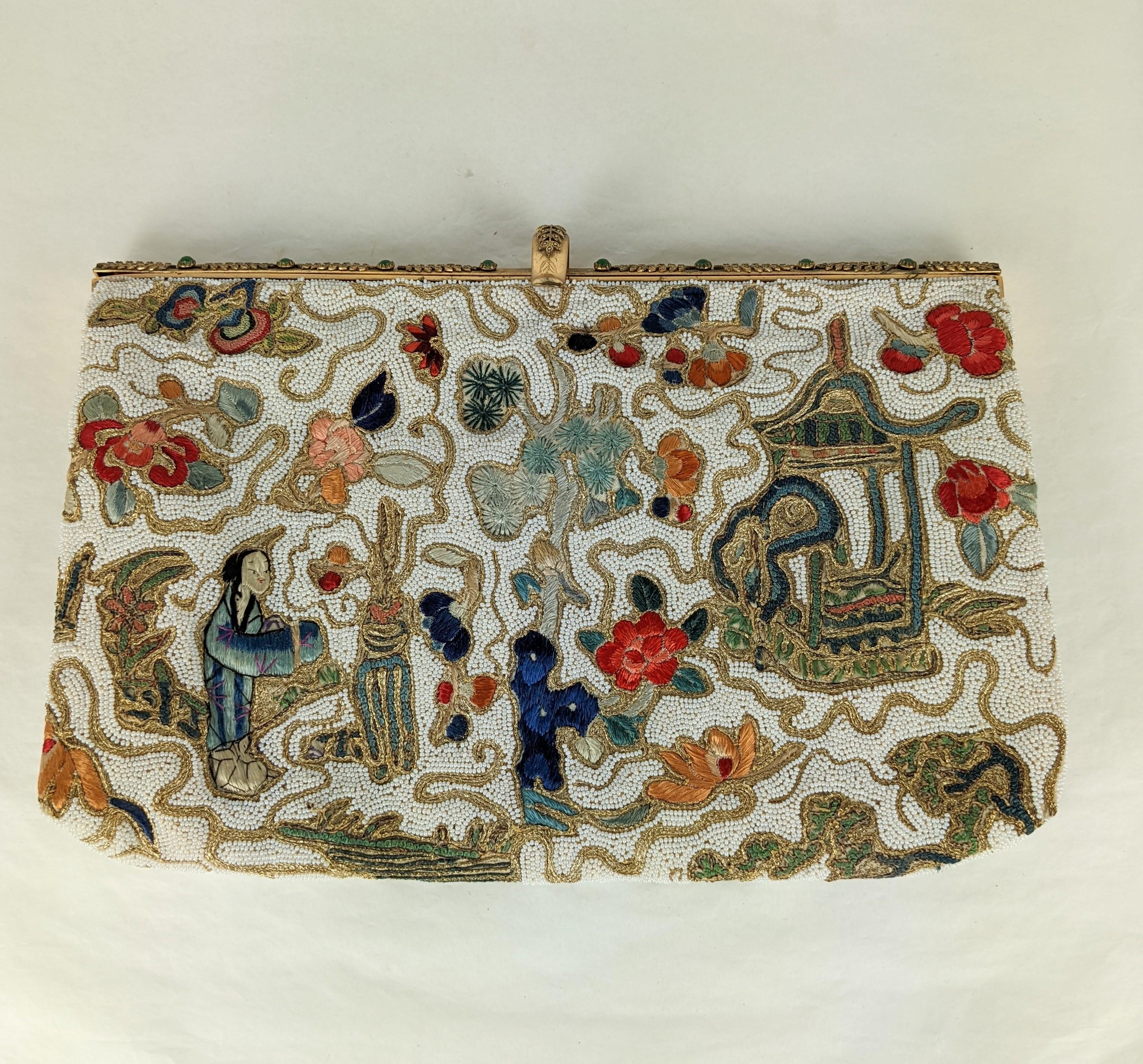 Élégante pochette chinoiseries brodée et perlée à la main Excellent état - En vente à New York, NY