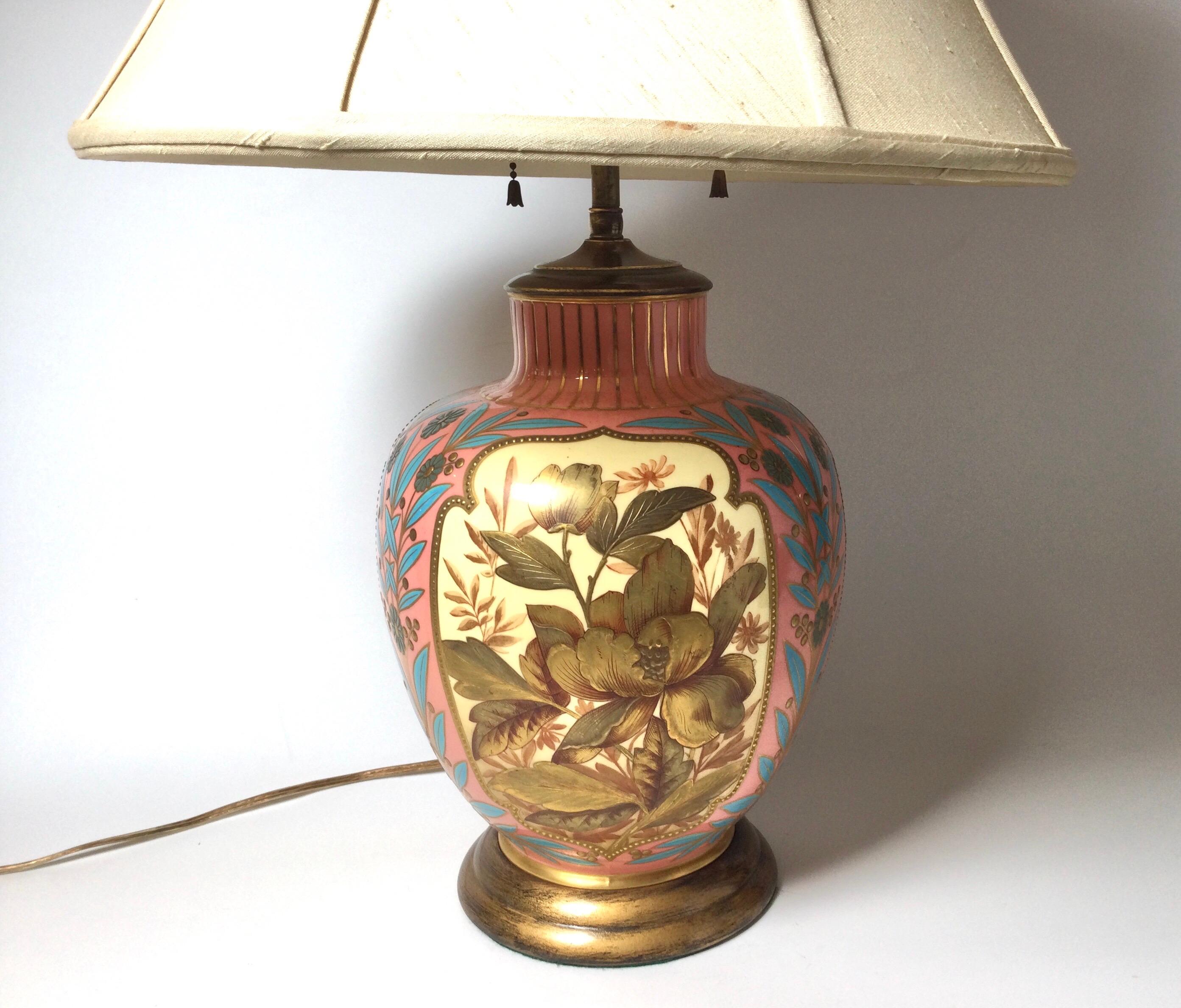 Magnifique vase en porcelaine dorée et émaillée à la main par Royal Worcester, vers 1870-80. La surface en relief, dorée et décorée, présente un fond corail avec des tons bronze doré et or avec des éclats de couleurs vibrantes. La monture en laiton
