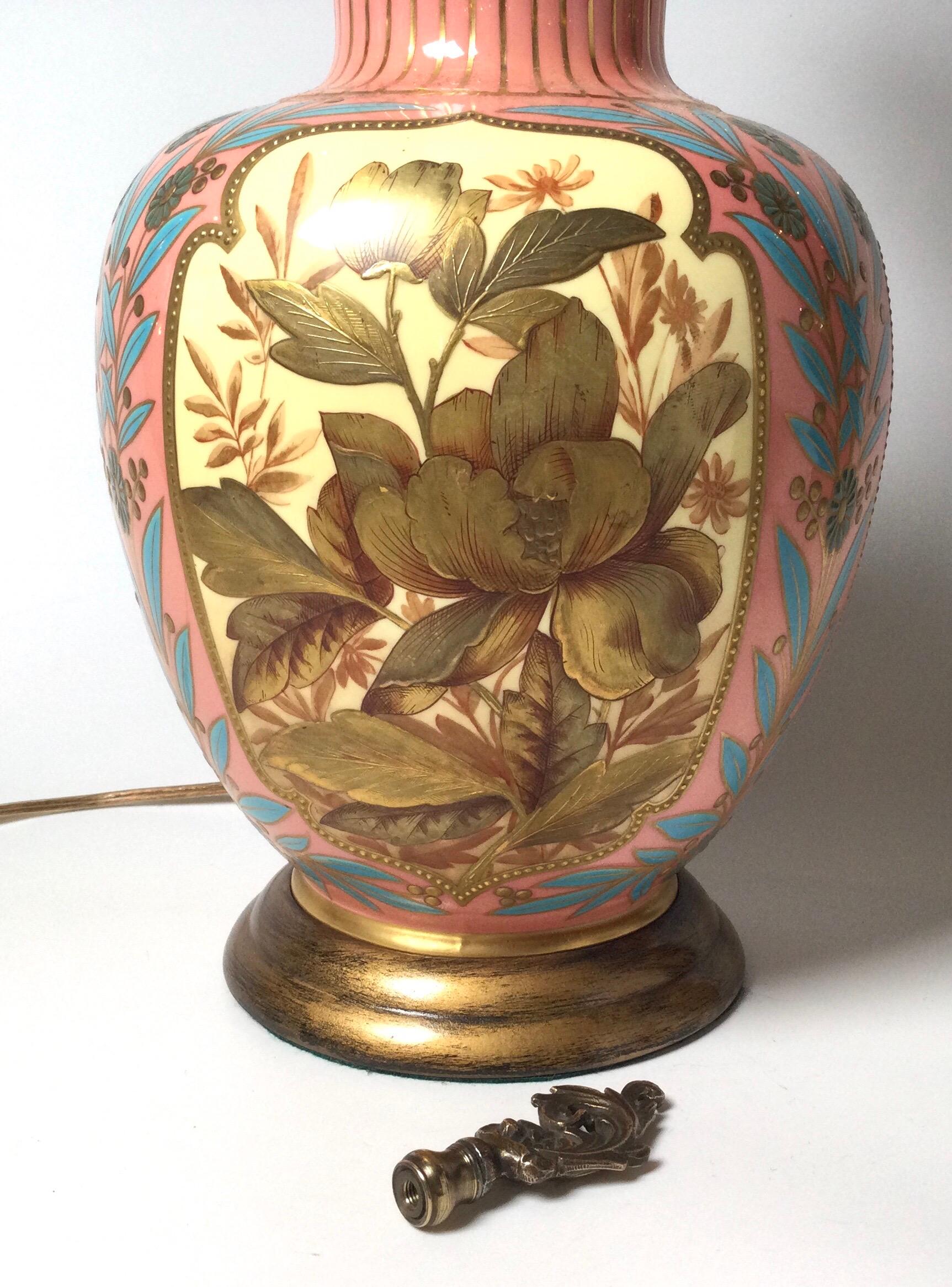 Mouvement esthétique Élégante lampe en porcelaine dorée et peinte à la main par Royal Worcester, Angleterre 1878 en vente