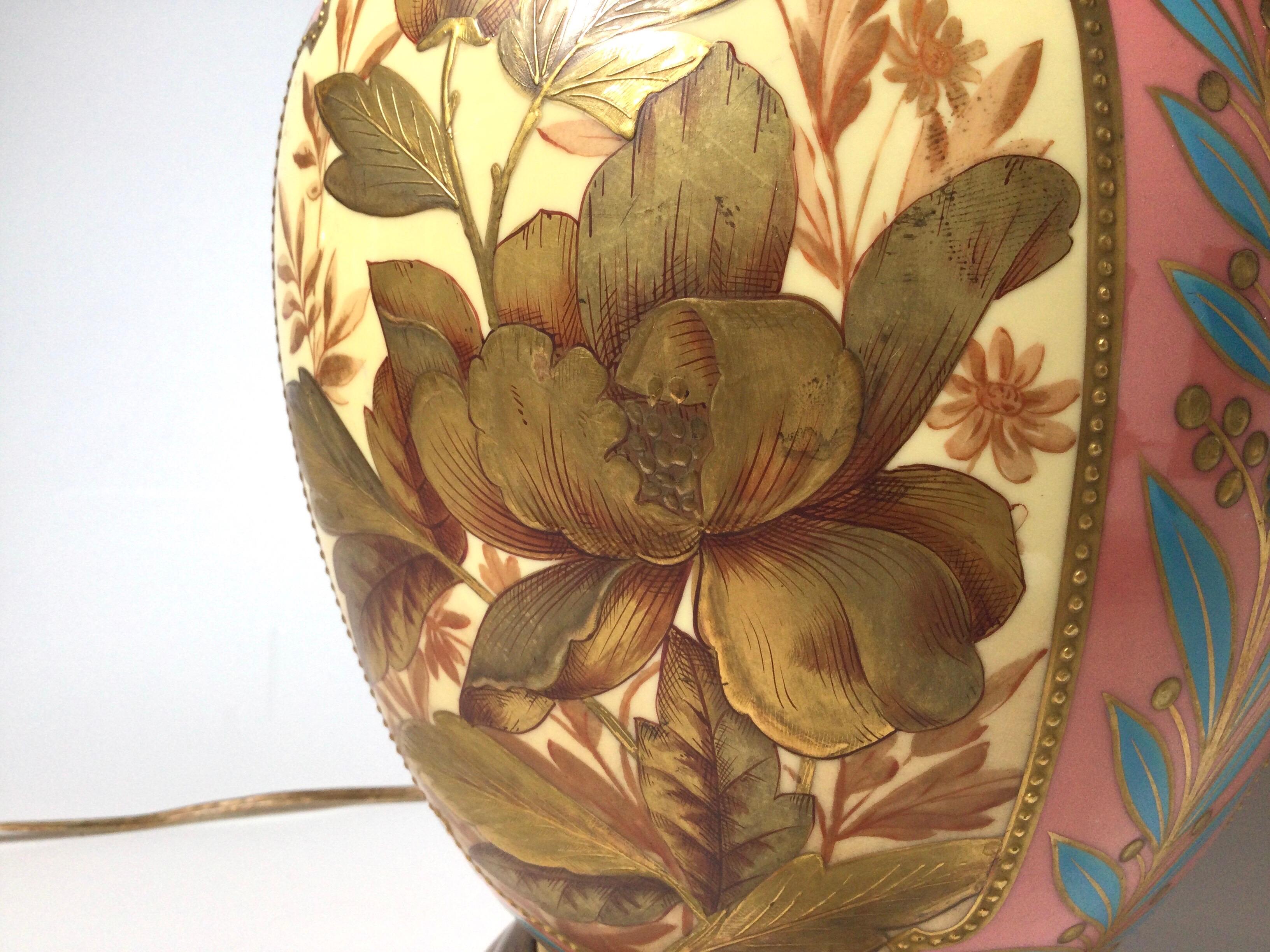 Peint à la main Élégante lampe en porcelaine dorée et peinte à la main par Royal Worcester, Angleterre 1878 en vente