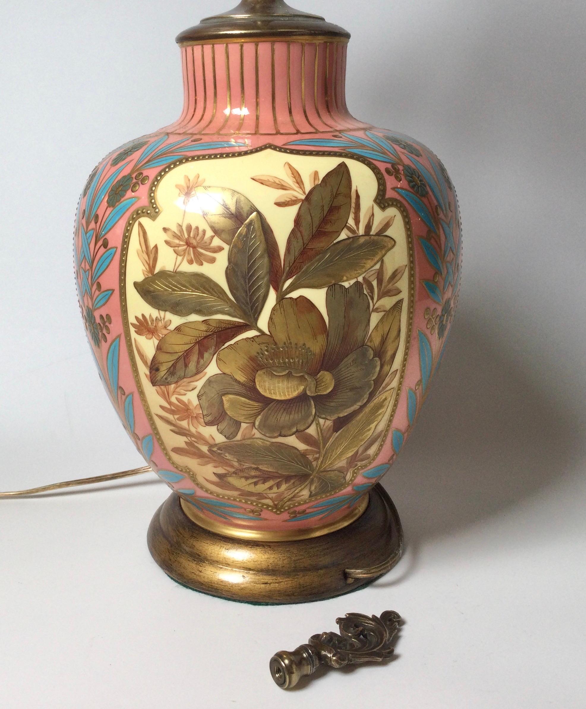 Fin du XIXe siècle Élégante lampe en porcelaine dorée et peinte à la main par Royal Worcester, Angleterre 1878 en vente