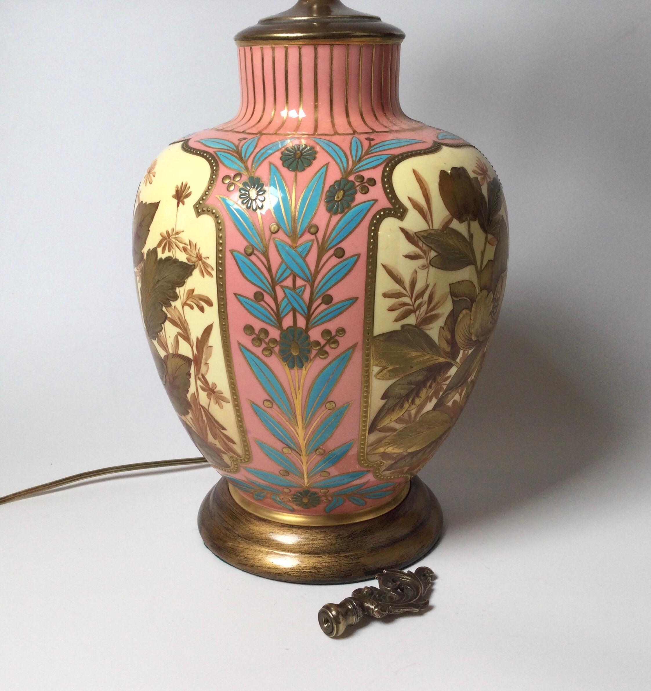 Porcelaine Élégante lampe en porcelaine dorée et peinte à la main par Royal Worcester, Angleterre 1878 en vente