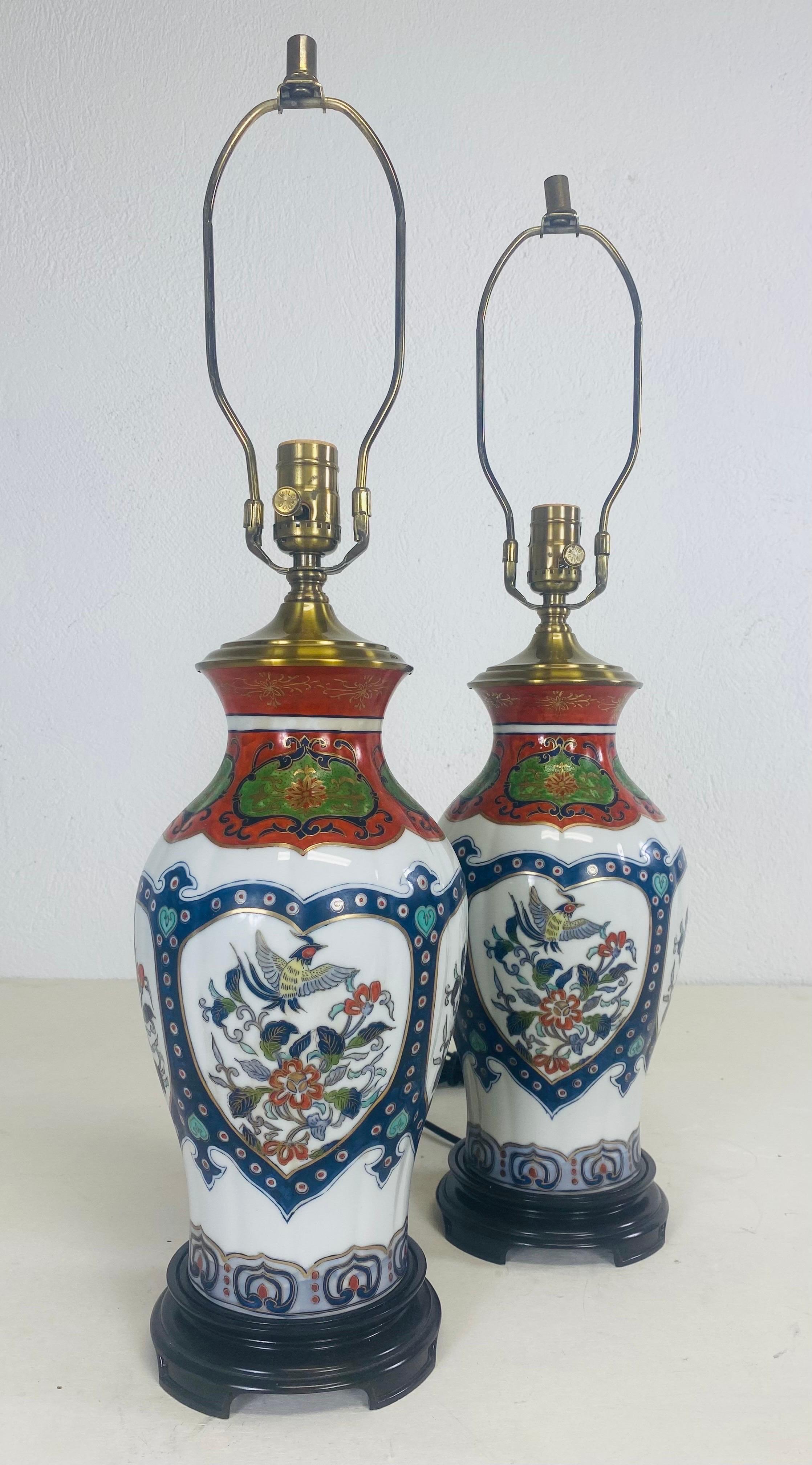 Elegant hand painted Chinese export Porcelain table lamps/pair For Sale 3