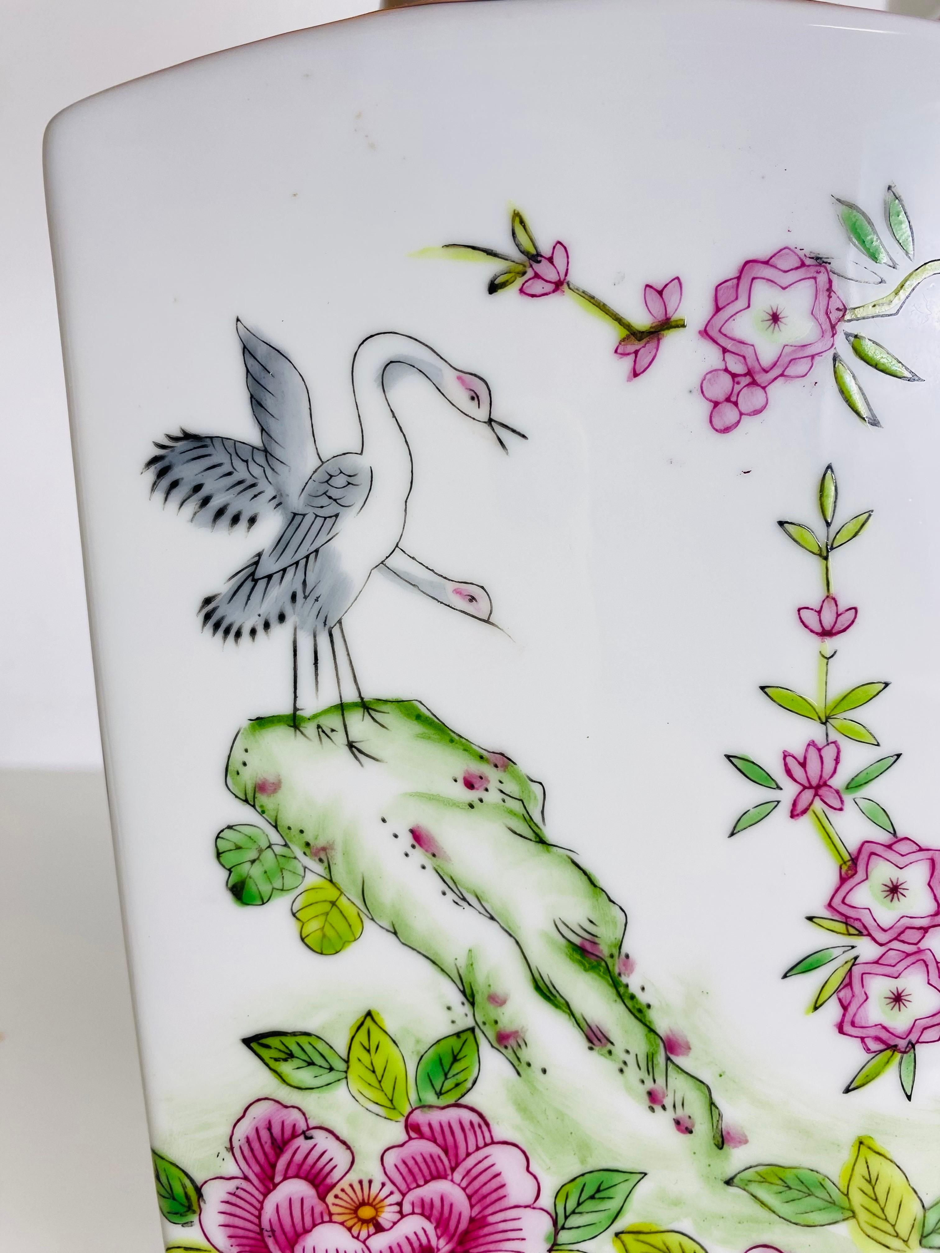 Si tratta di un'elegante coppia di lampade da tavolo in ceramica cinese da esportazione della metà del secolo scorso, dipinte a mano. Questa coppia di lampade ha un paio di paralumi nuovi in lino color crema con un sottotono ambrato. Le lampade
