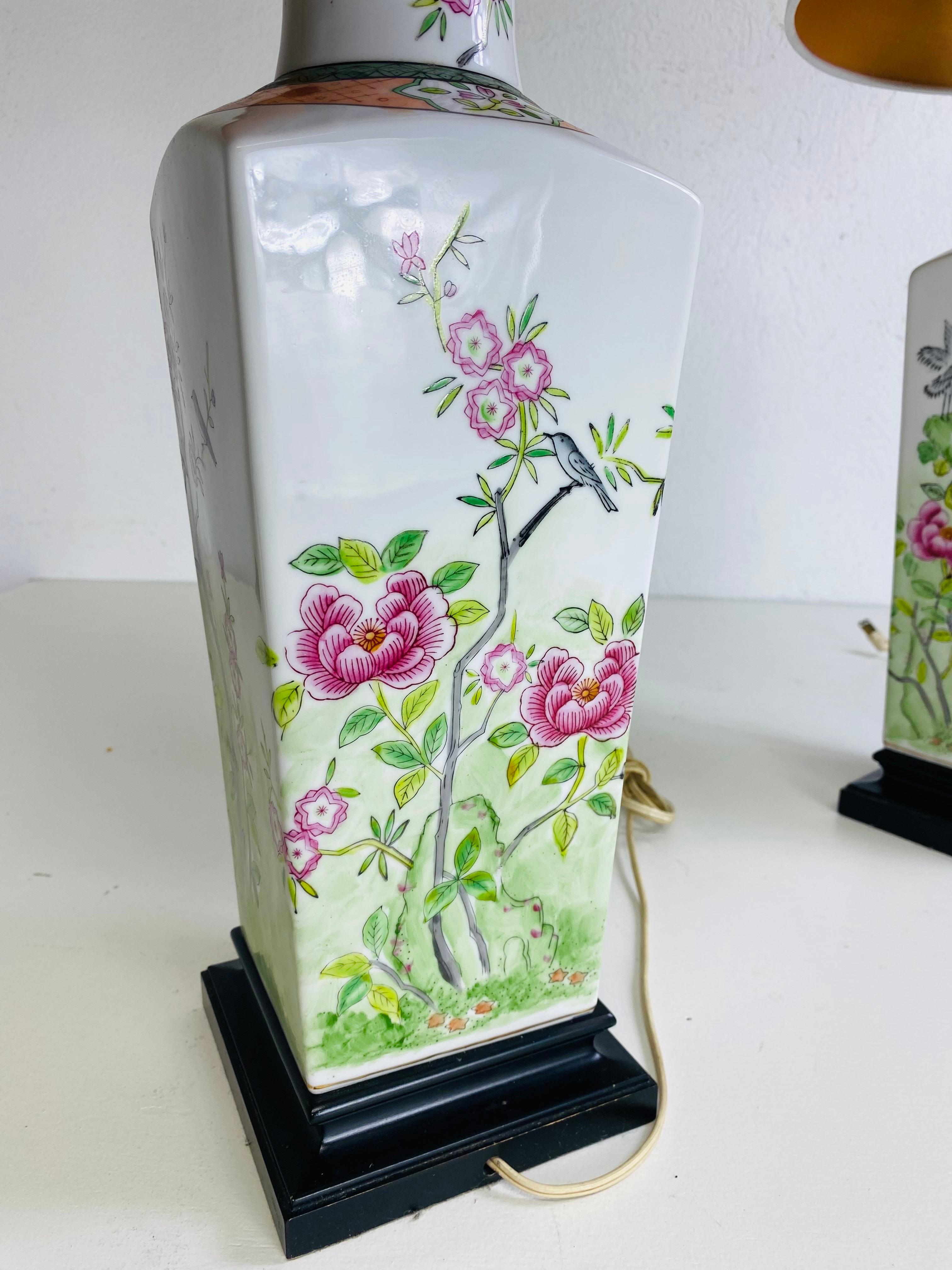 Eleganza delle lampade da tavolo in ceramica cinese da esportazione dipinte a mano, una coppia In condizioni buone a Allentown, PA