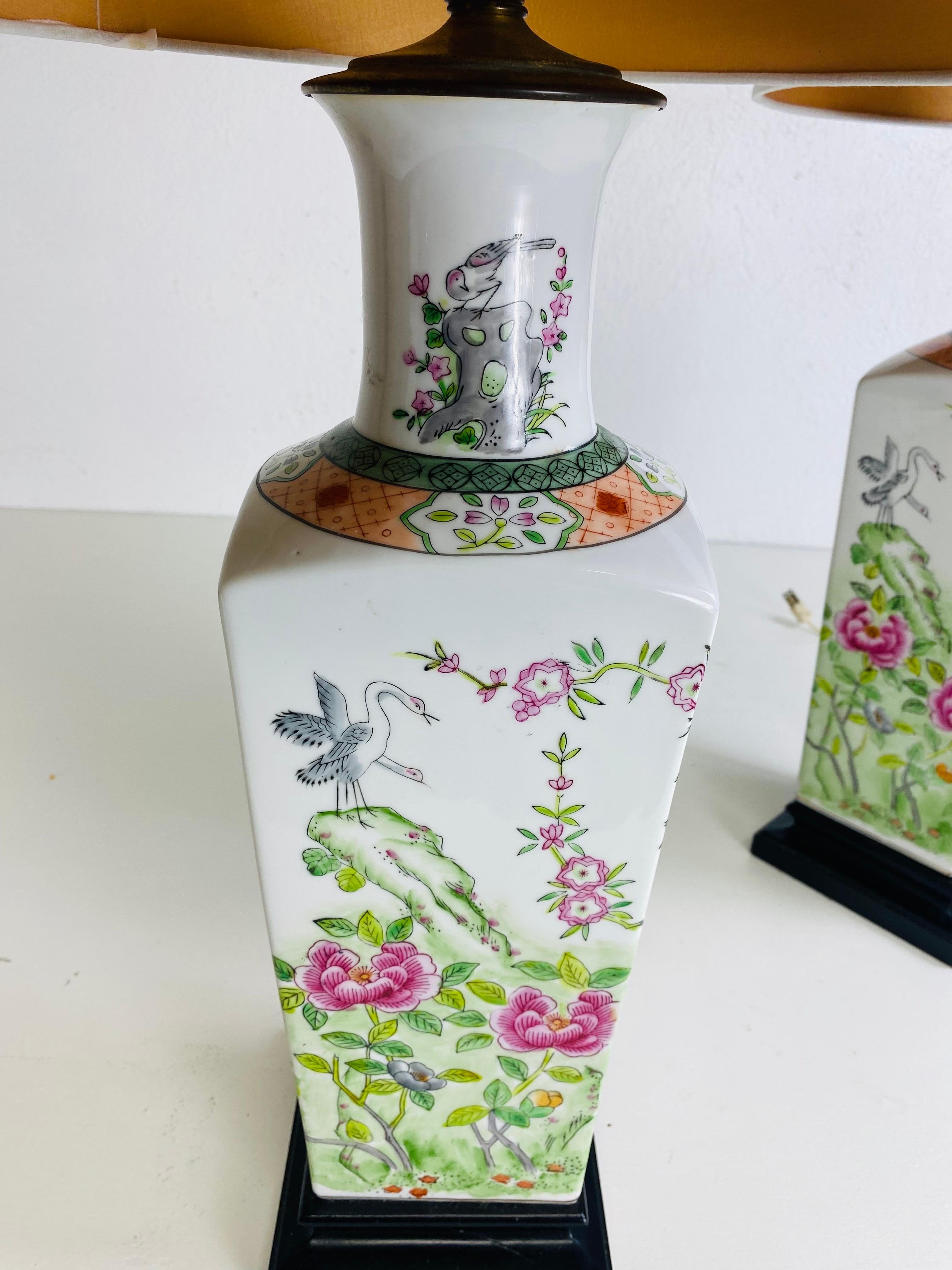 Fine XX secolo Eleganza delle lampade da tavolo in ceramica cinese da esportazione dipinte a mano, una coppia
