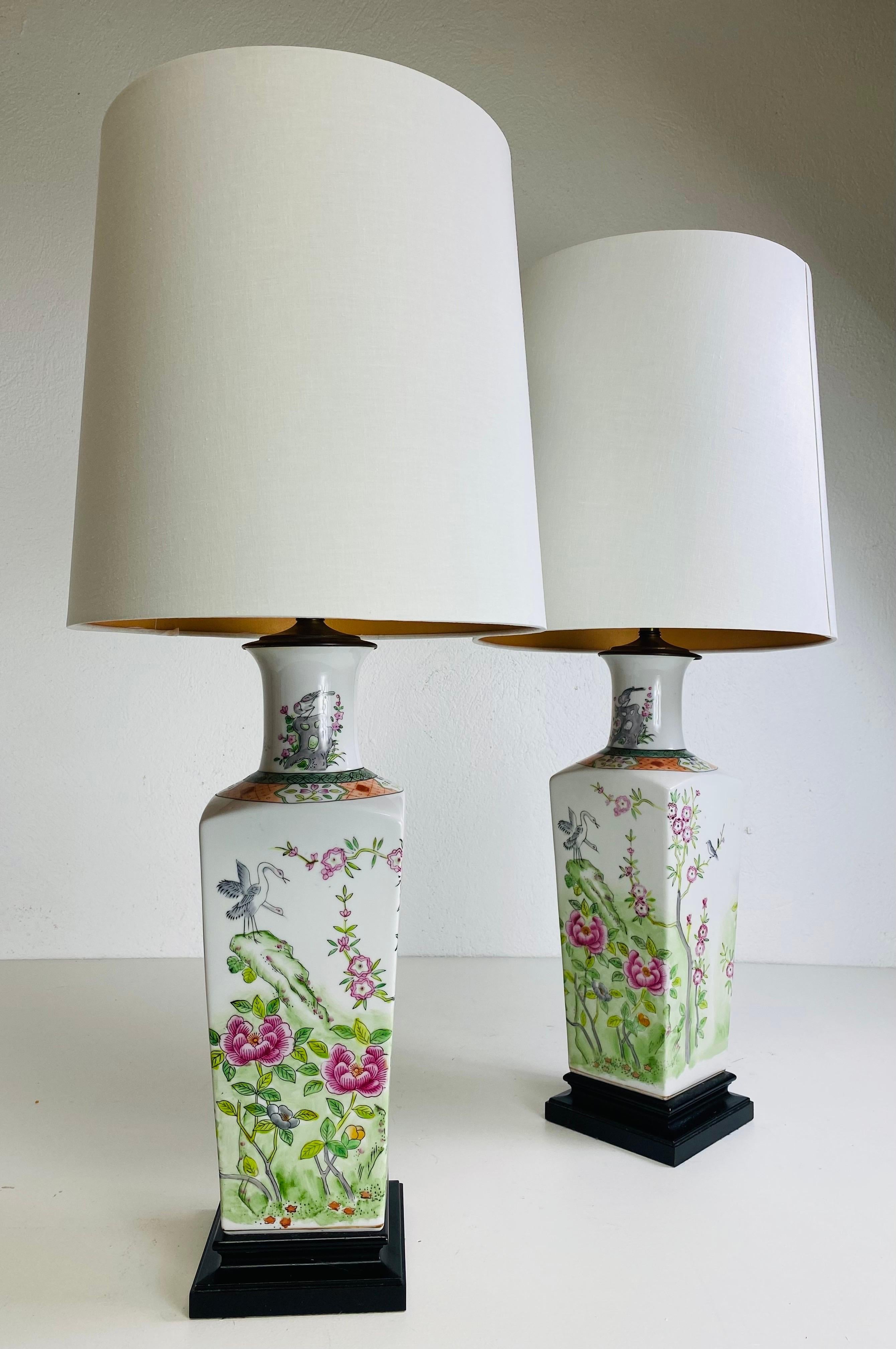 Eleganza delle lampade da tavolo in ceramica cinese da esportazione dipinte a mano, una coppia 1