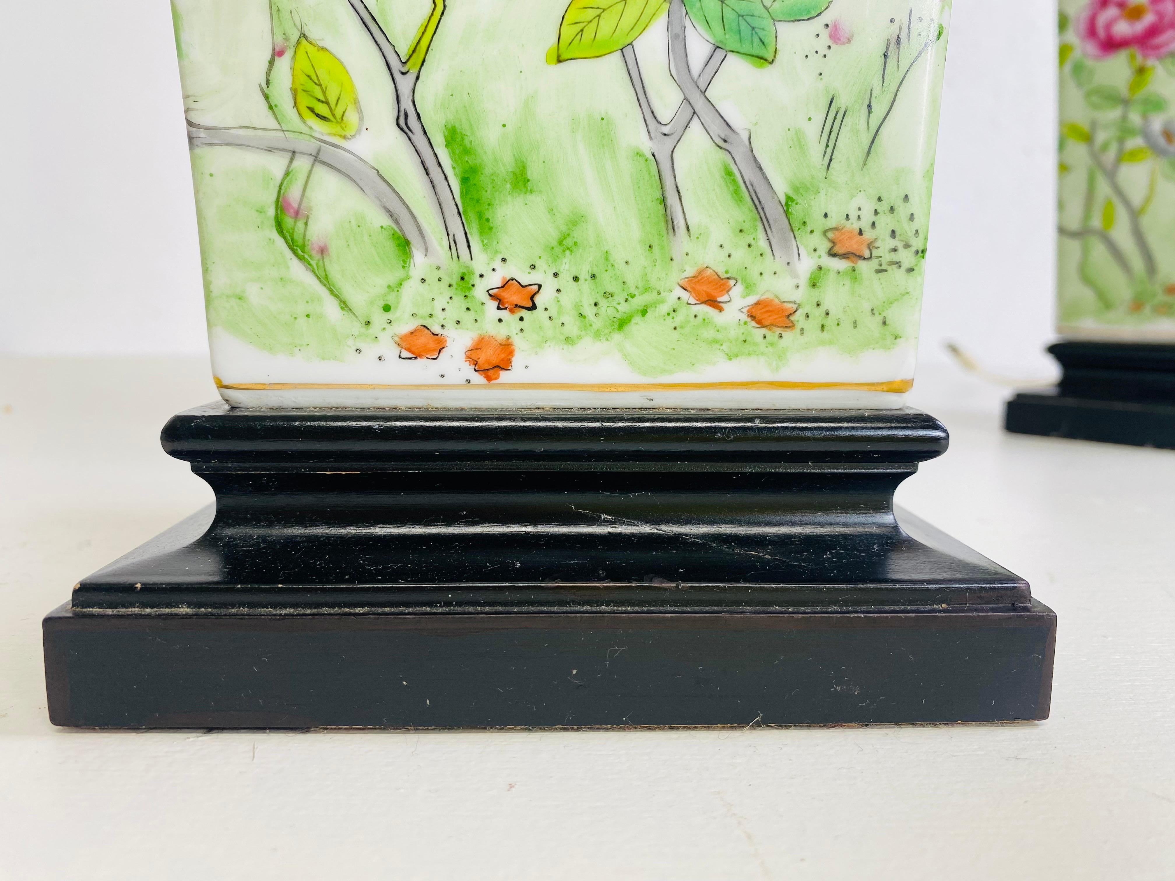 Eleganza delle lampade da tavolo in ceramica cinese da esportazione dipinte a mano, una coppia 3