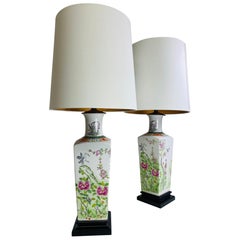 Eleganza delle lampade da tavolo in ceramica cinese da esportazione dipinte a mano, una coppia