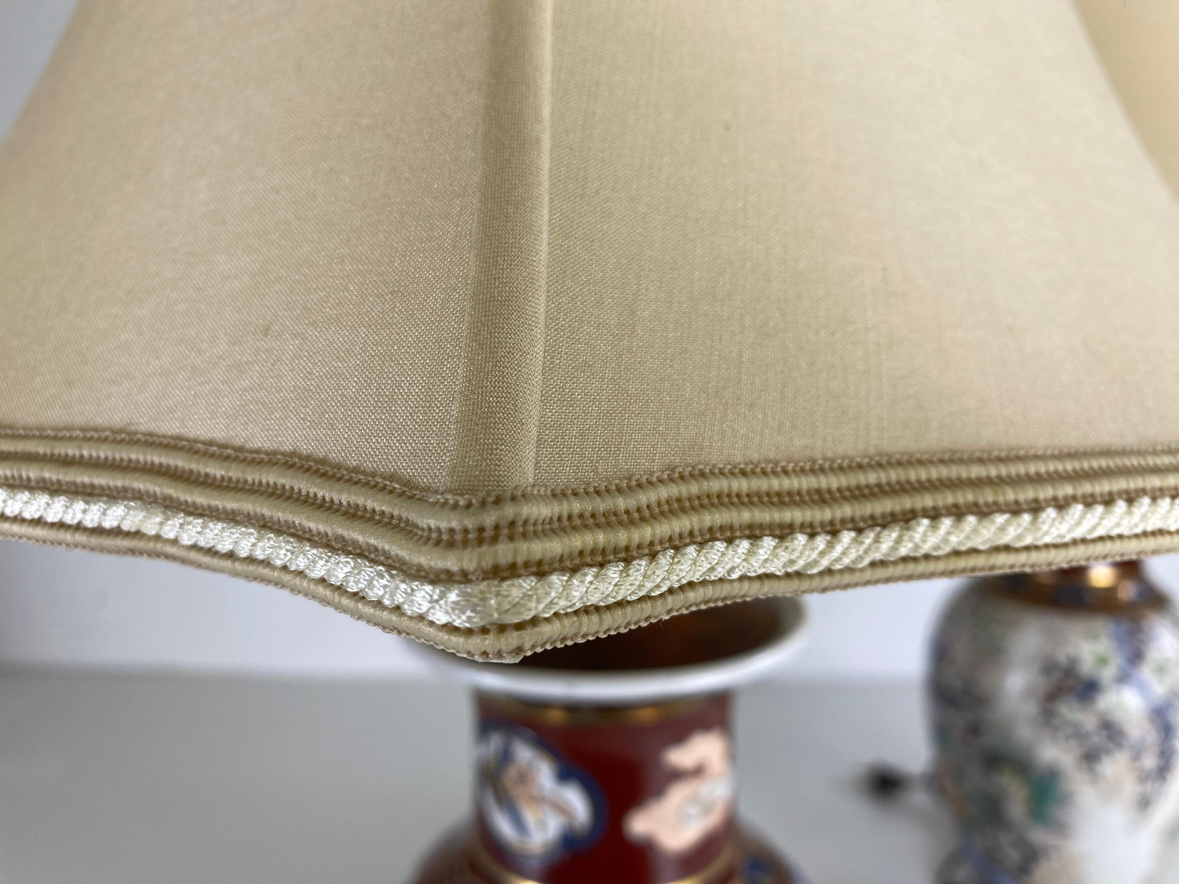 Si tratta di un'elegante coppia di lampade da tavolo in ceramica cinese dipinte a mano. Questi vasi dipinti a mano sono stati trasformati in questa coppia di eleganti lampade da tavolo. Le lampade sono caratterizzate da scene botaniche dipinte a