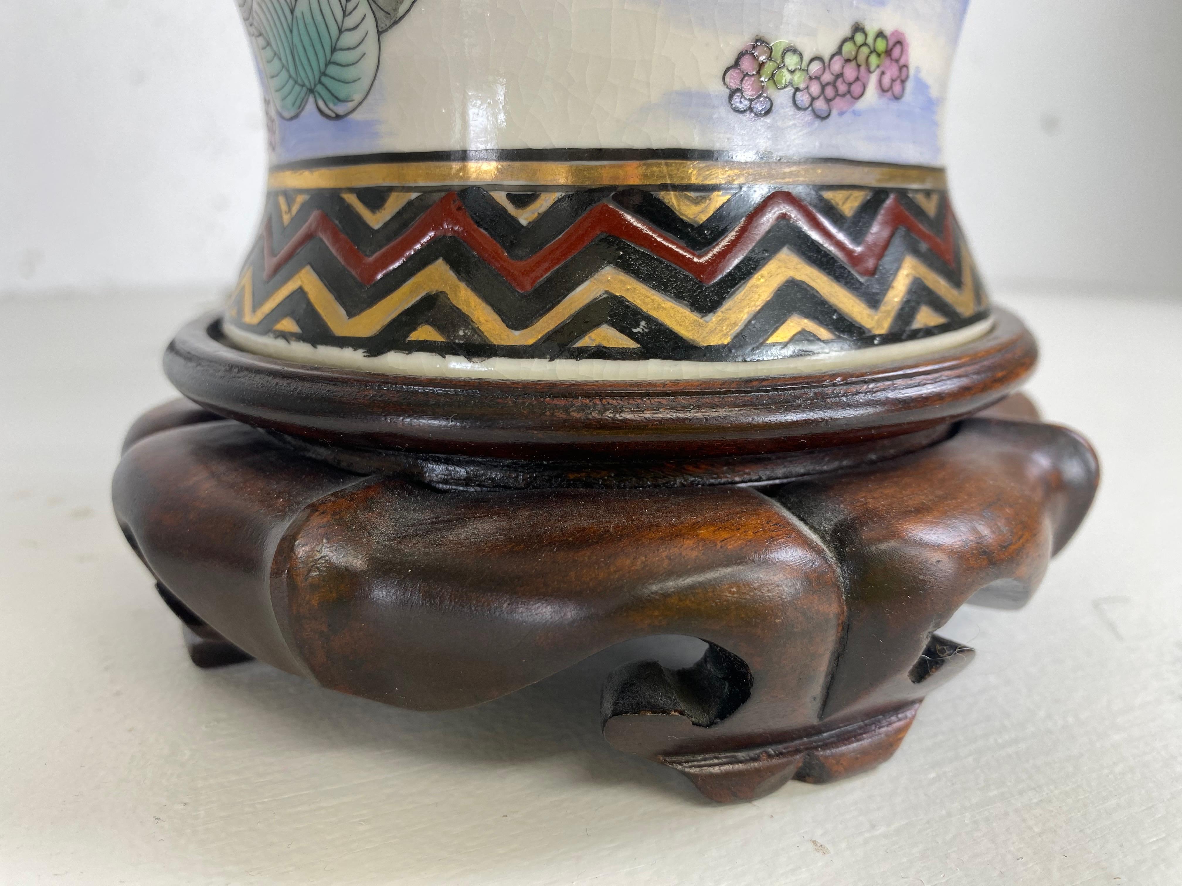 Eleganza delle lampade da tavolo in ceramica cinese dipinte a mano/una coppia In condizioni buone a Allentown, PA