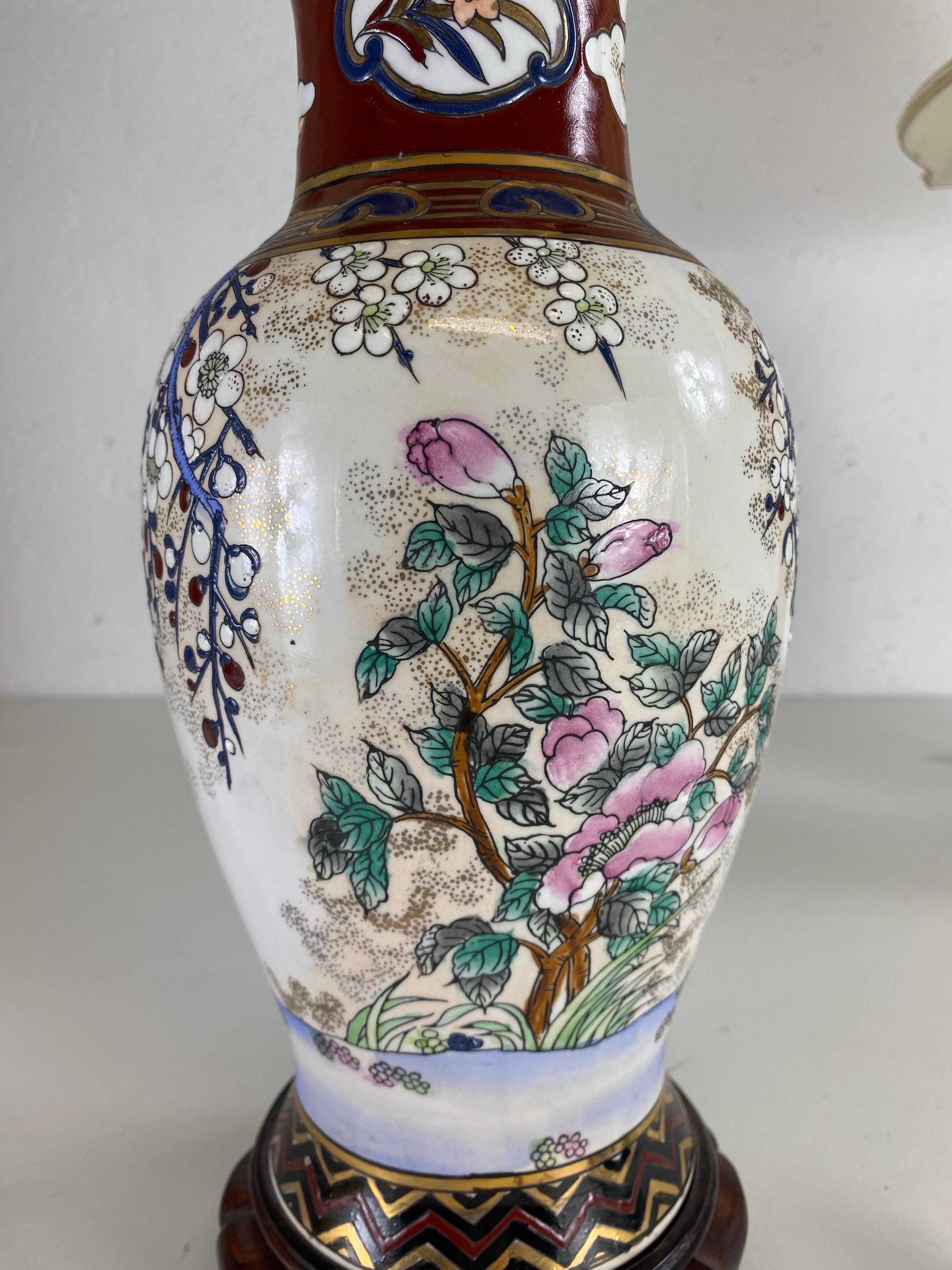 Fine XX secolo Eleganza delle lampade da tavolo in ceramica cinese dipinte a mano/una coppia