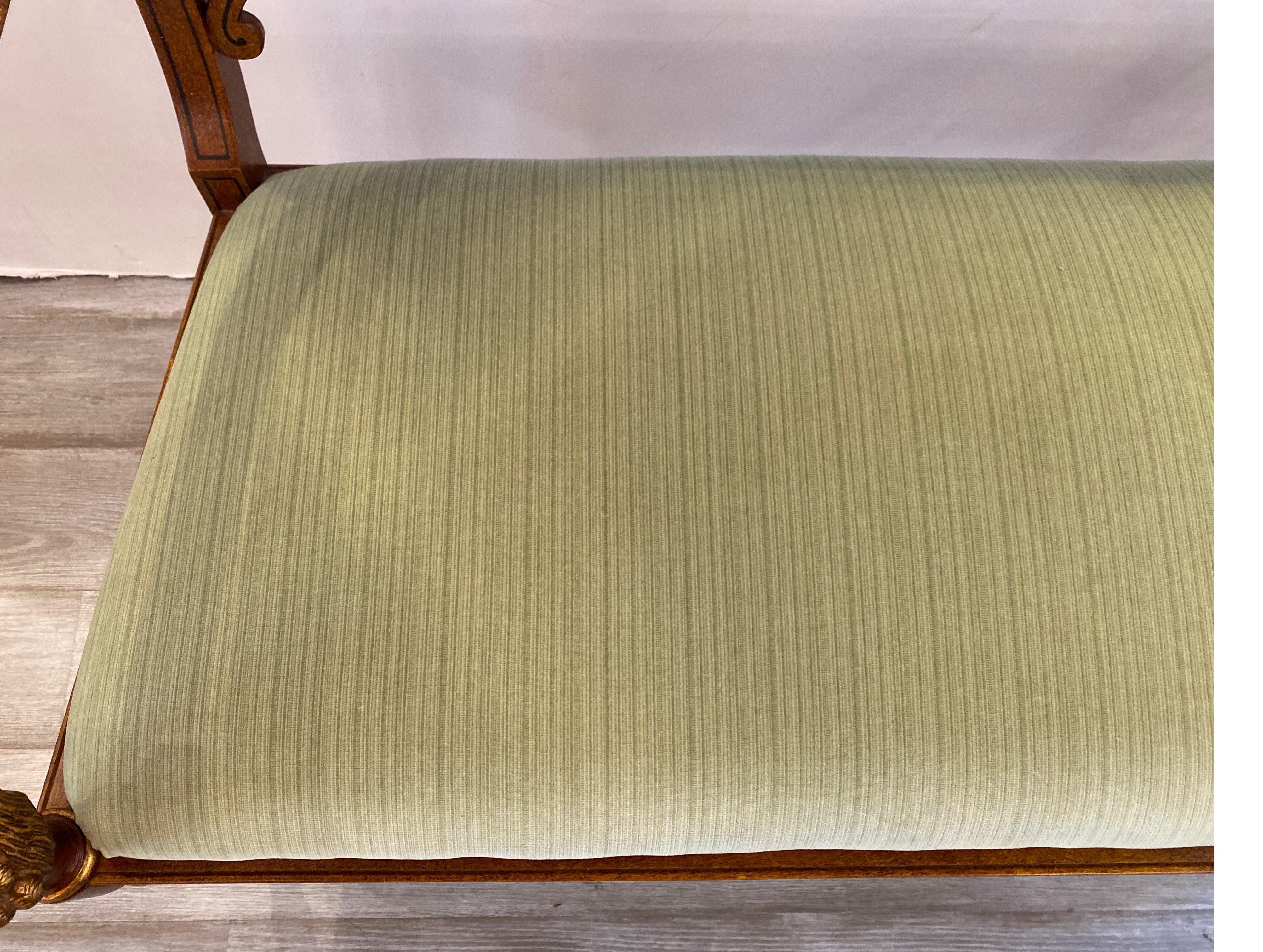 Elegantes, handbemaltes kontinentales Sofa mit vergoldeter Dekoration im Angebot 3