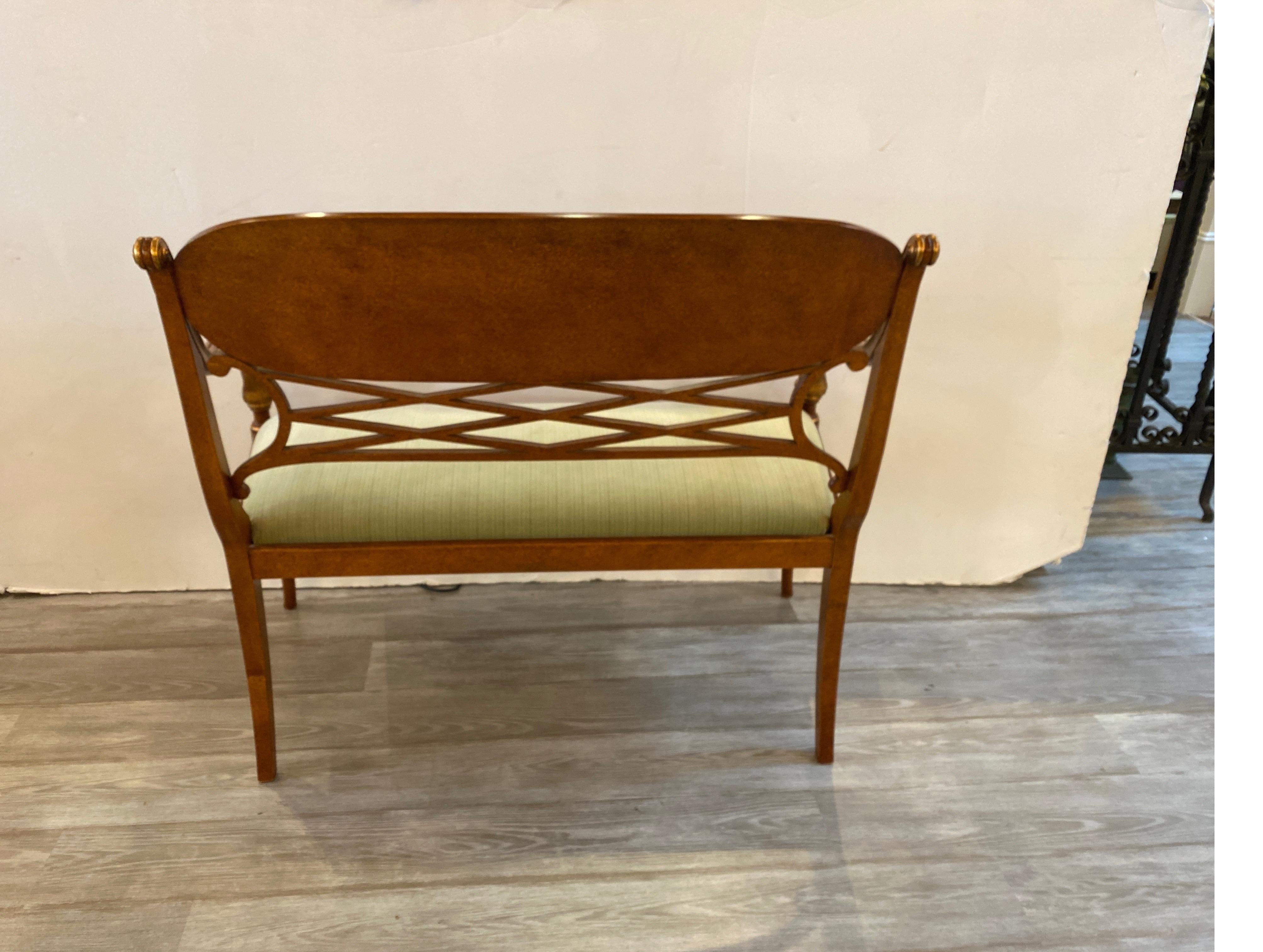 Elegantes, handbemaltes kontinentales Sofa mit vergoldeter Dekoration (Italienisch) im Angebot