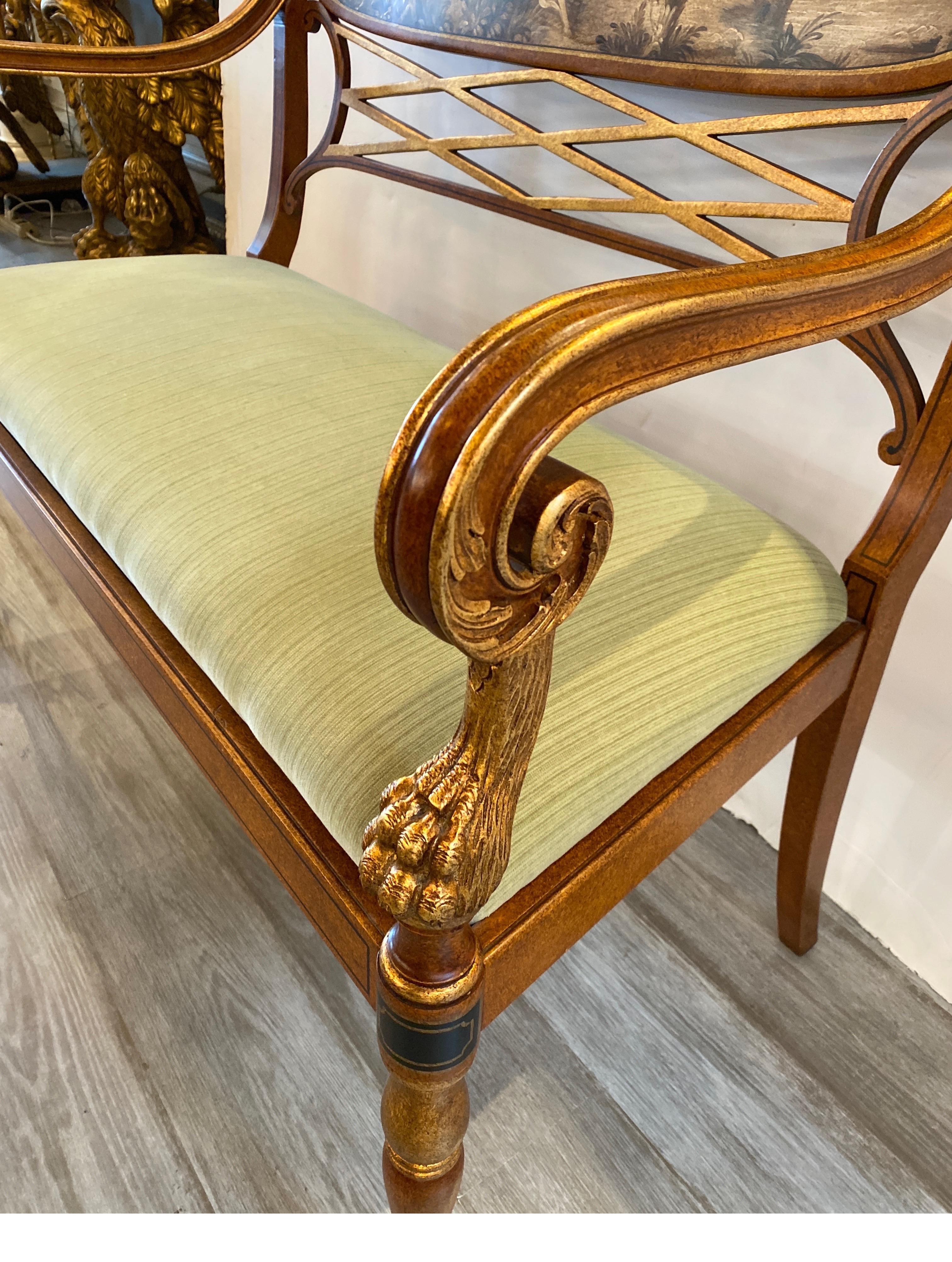 Elegantes, handbemaltes kontinentales Sofa mit vergoldeter Dekoration im Zustand „Hervorragend“ im Angebot in Lambertville, NJ