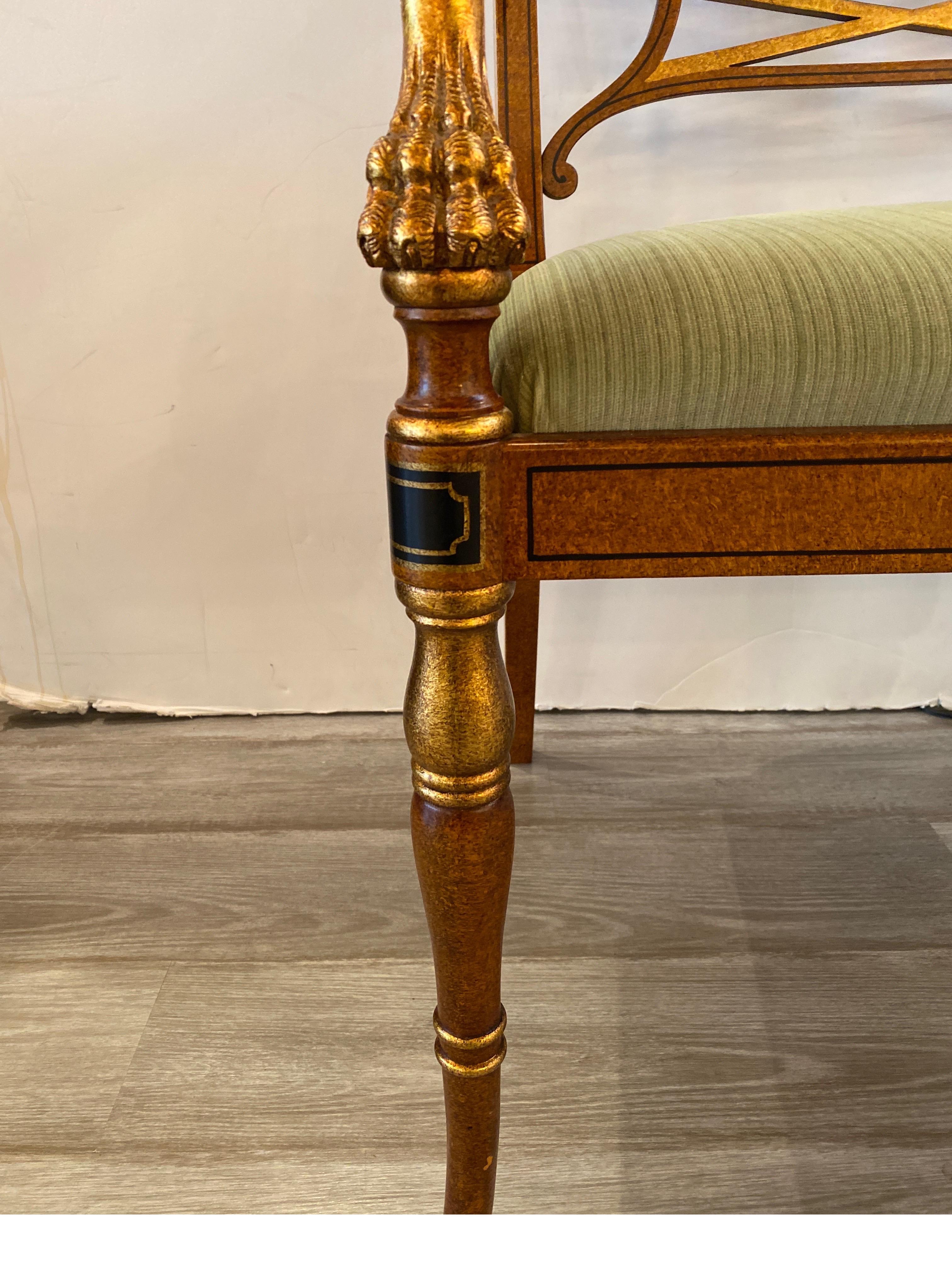 Elegantes, handbemaltes kontinentales Sofa mit vergoldeter Dekoration (Samt) im Angebot