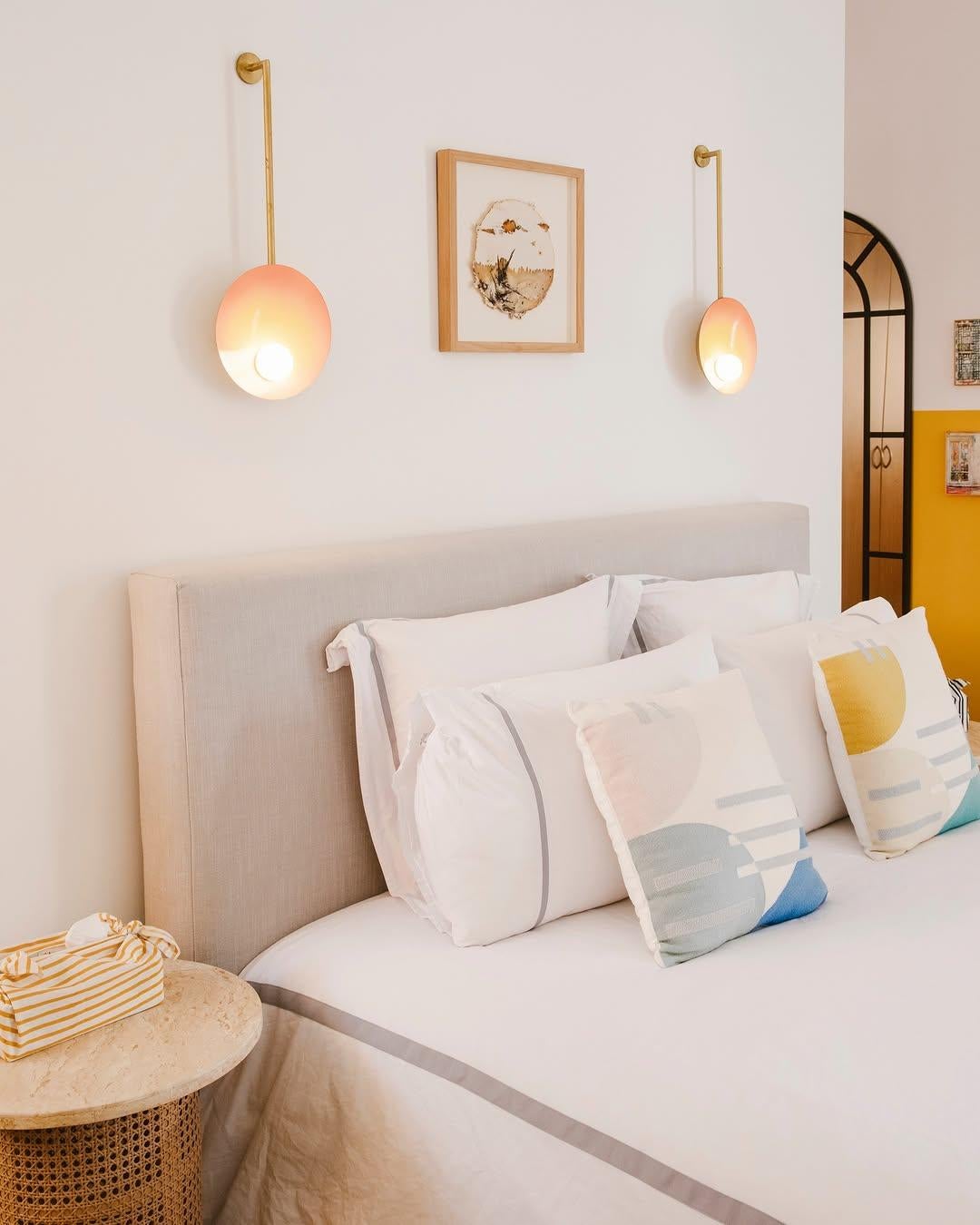 Elegante lámpara de pared artesanal de latón cepillado Oyster con varilla de Carla Baz en venta 8