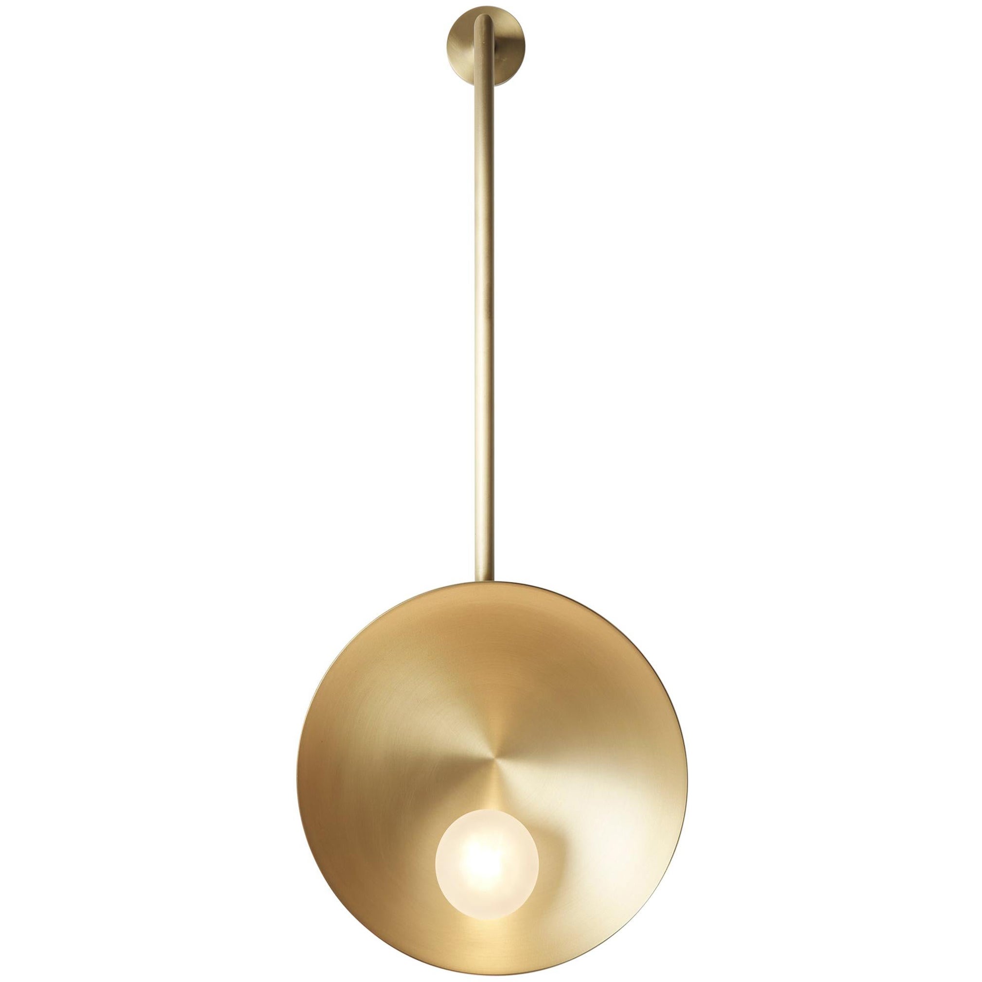 Elegante lámpara de pared artesanal de latón cepillado Oyster con varilla de Carla Baz