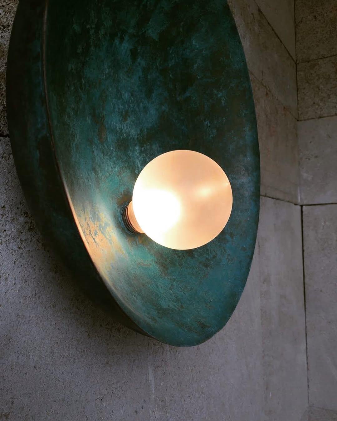 Elegante handgefertigte deckenlampe aus gebürsteter bronze Oyster von Carla Baz im Angebot 5
