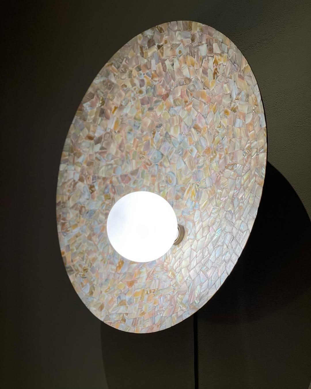 Elegante handgefertigte deckenlampe aus gebürsteter bronze Oyster von Carla Baz (21. Jahrhundert und zeitgenössisch) im Angebot