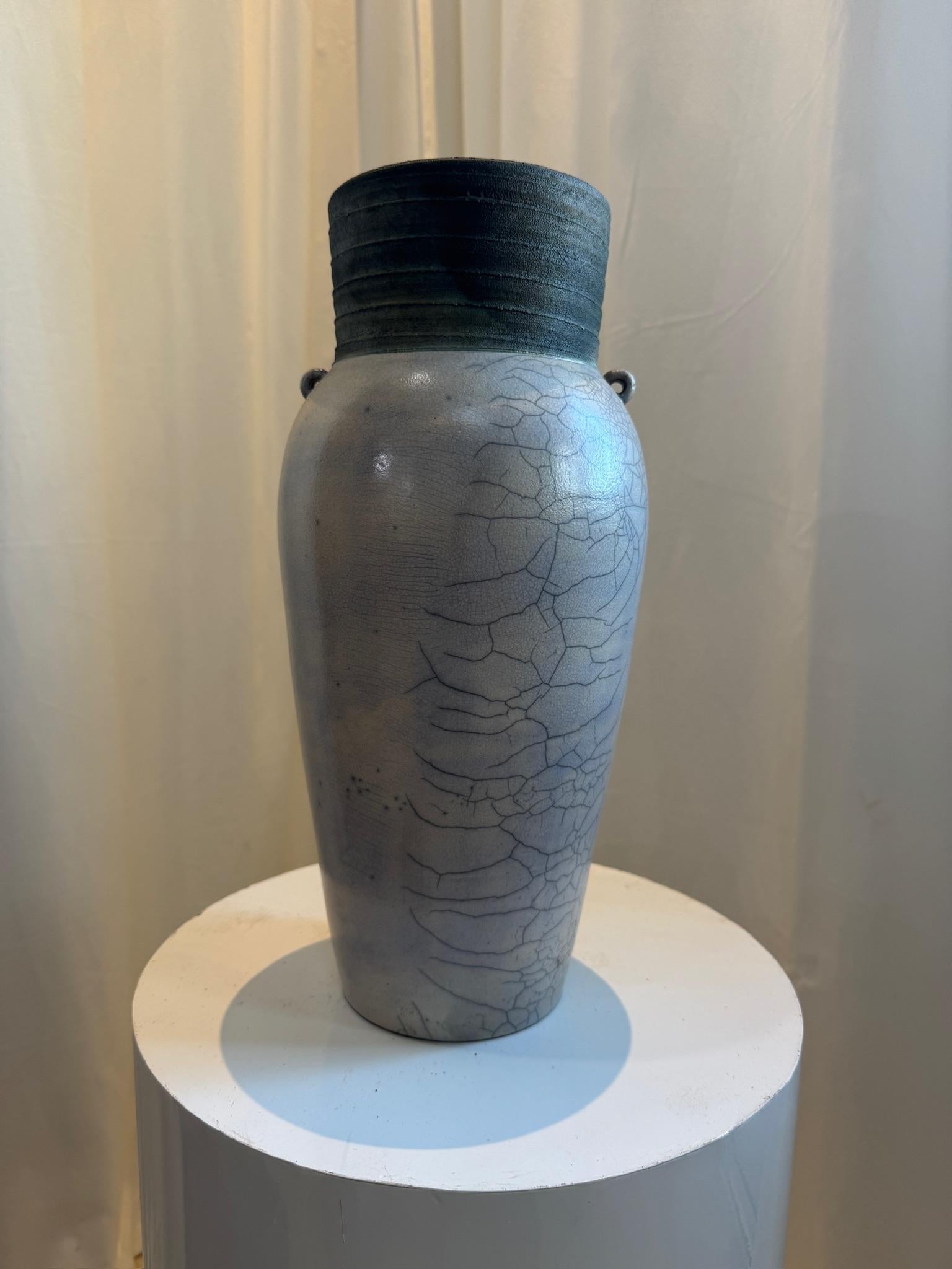 Moderno Elegante vaso in ceramica Raku lavorato a mano con smalto screziato e foro di drenaggio in vendita